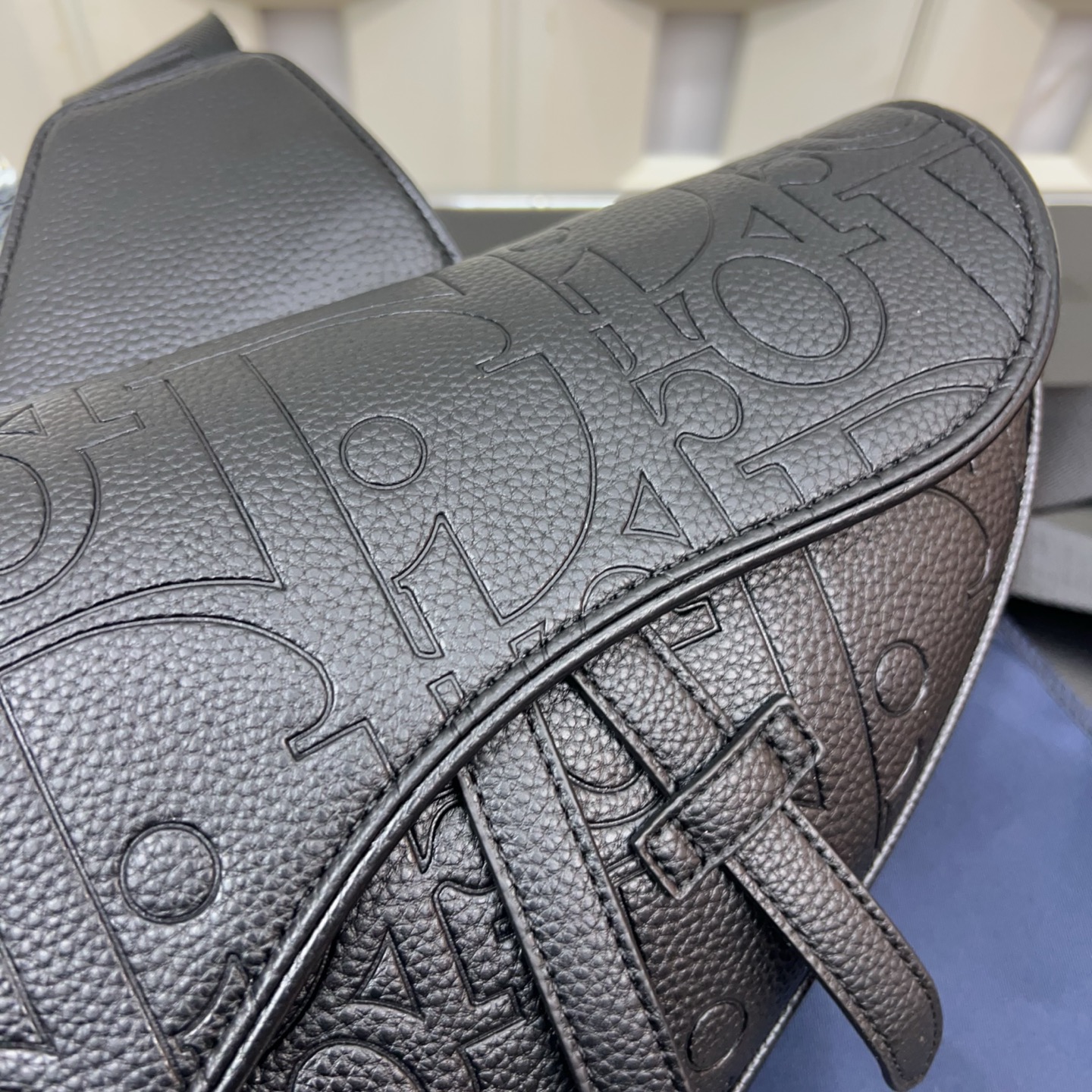 P135 DIOR 迪奥
压花马鞍包 斜挎胸包 单肩背包 男女通用 明星单品 经典百搭 实物拍摄 原厂原版面料 配送防尘袋 礼盒 26 x 19 cm。