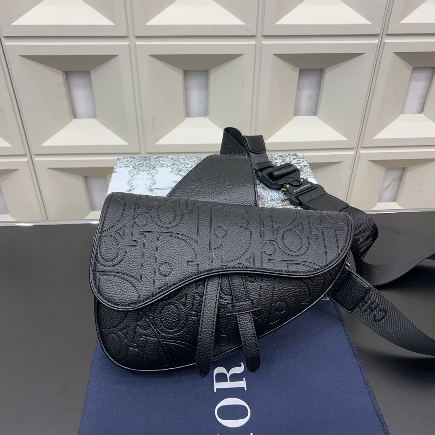 P135 DIOR 迪奥
压花马鞍包 斜挎胸包 单肩背包 男女通用 明星单品 经典百搭 实物拍摄 原厂原版面料 配送防尘袋 礼盒 26 x 19 cm。