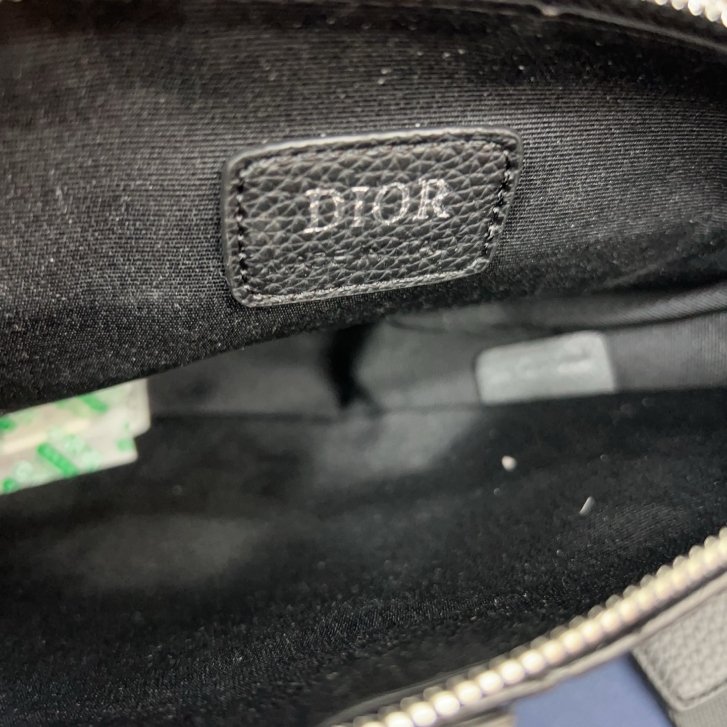 P135 DIOR 迪奥
压花马鞍包 斜挎胸包 单肩背包 男女通用 明星单品 经典百搭 实物拍摄 原厂原版面料 配送防尘袋 礼盒 26 x 19 cm。