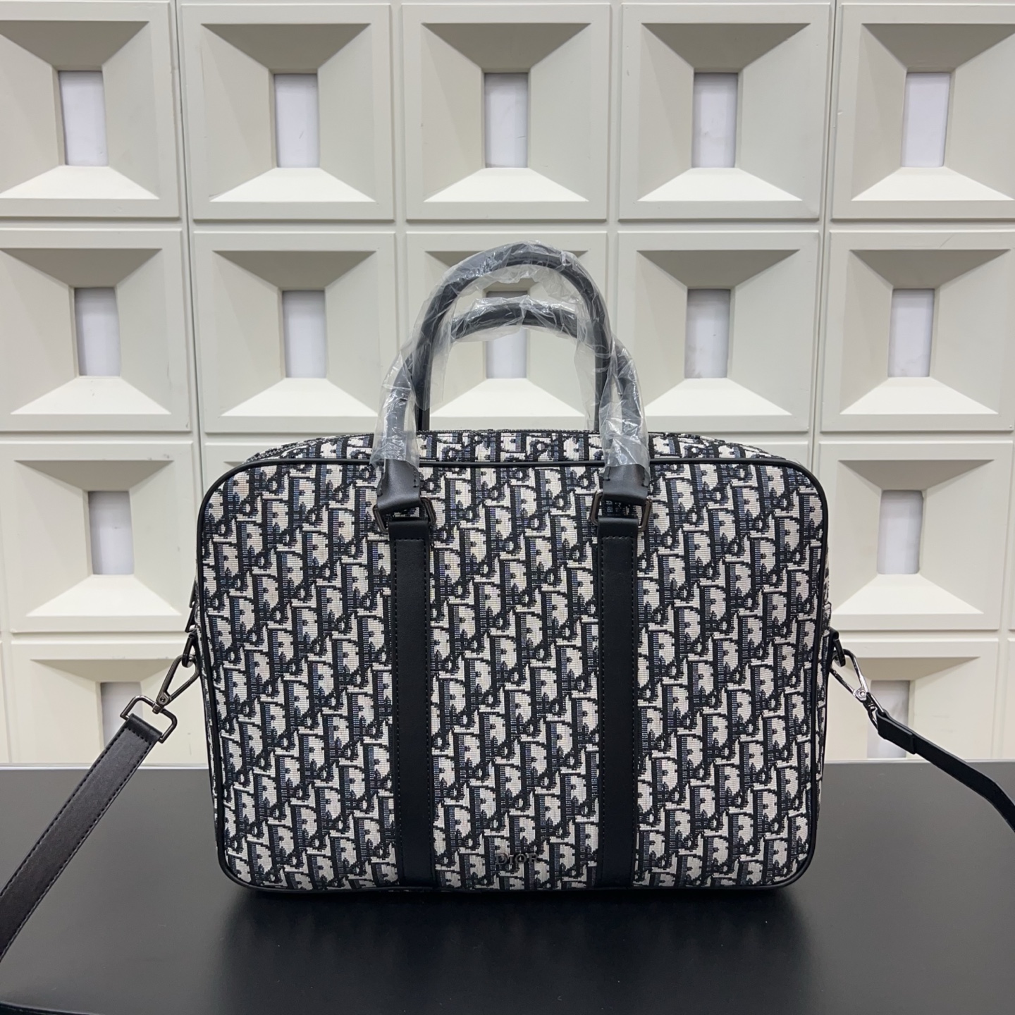 P170 DIOR 迪奥
CD印花公文包 电脑包 手提包 经典百搭 实物拍摄 原厂原版面料  配送防尘袋 38 x 28cm