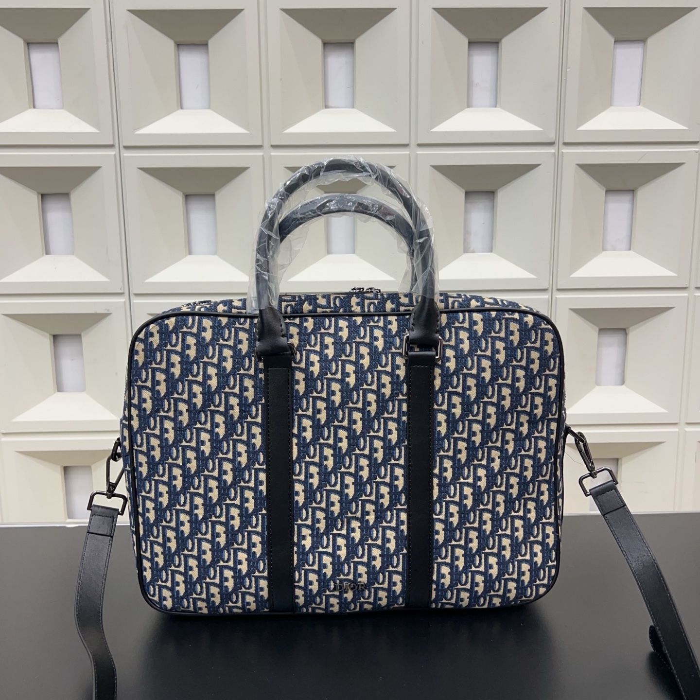 P170 DIOR 迪奥
CD印花公文包 电脑包 手提包 经典百搭 实物拍摄 原厂原版面料  配送防尘袋 38 x 28cm