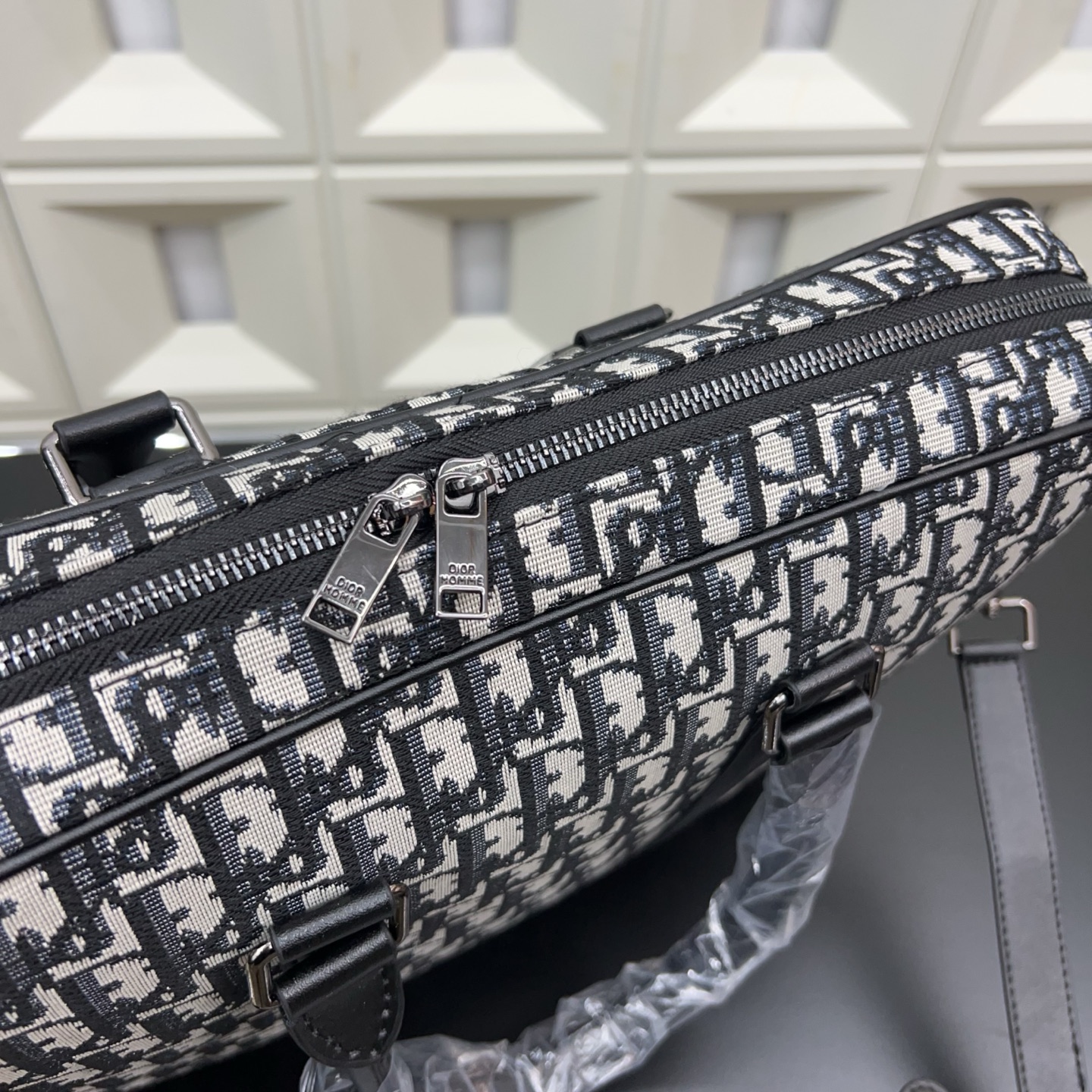 P170 DIOR 迪奥
CD印花公文包 电脑包 手提包 经典百搭 实物拍摄 原厂原版面料  配送防尘袋 38 x 28cm