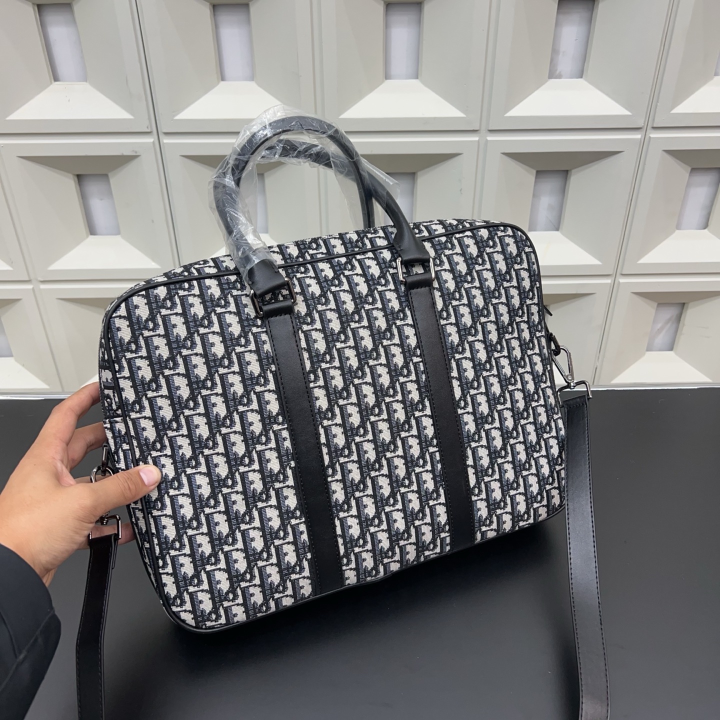 P170 DIOR 迪奥
CD印花公文包 电脑包 手提包 经典百搭 实物拍摄 原厂原版面料  配送防尘袋 38 x 28cm