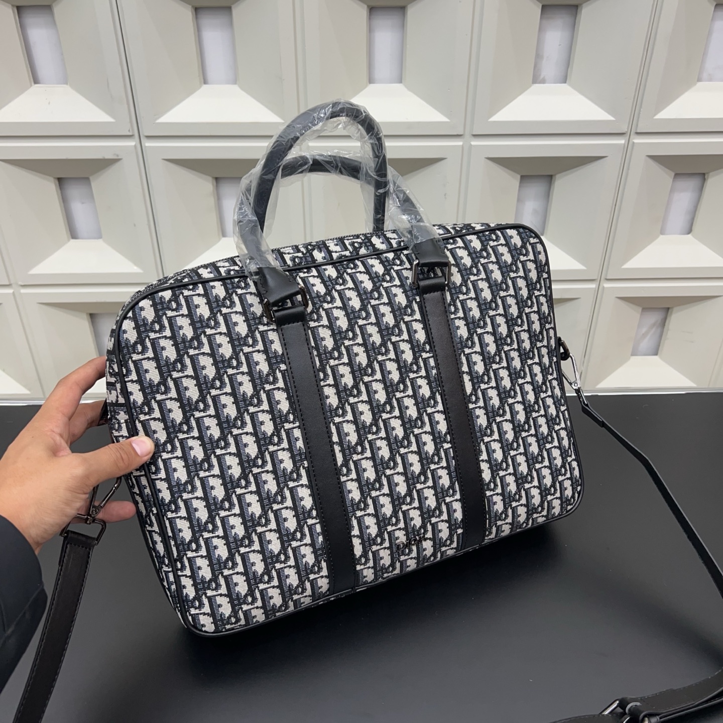 P170 DIOR 迪奥
CD印花公文包 电脑包 手提包 经典百搭 实物拍摄 原厂原版面料  配送防尘袋 38 x 28cm