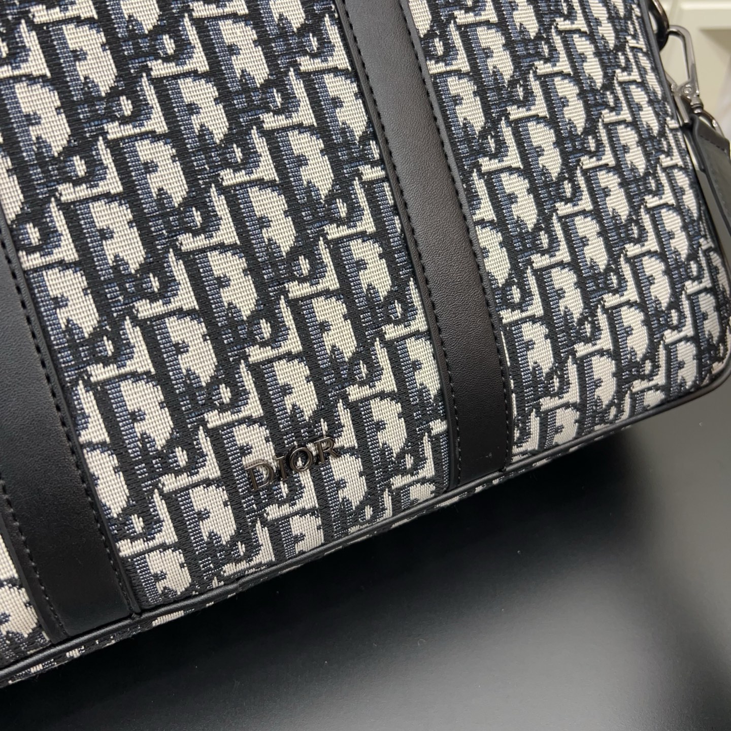P170 DIOR 迪奥
CD印花公文包 电脑包 手提包 经典百搭 实物拍摄 原厂原版面料  配送防尘袋 38 x 28cm