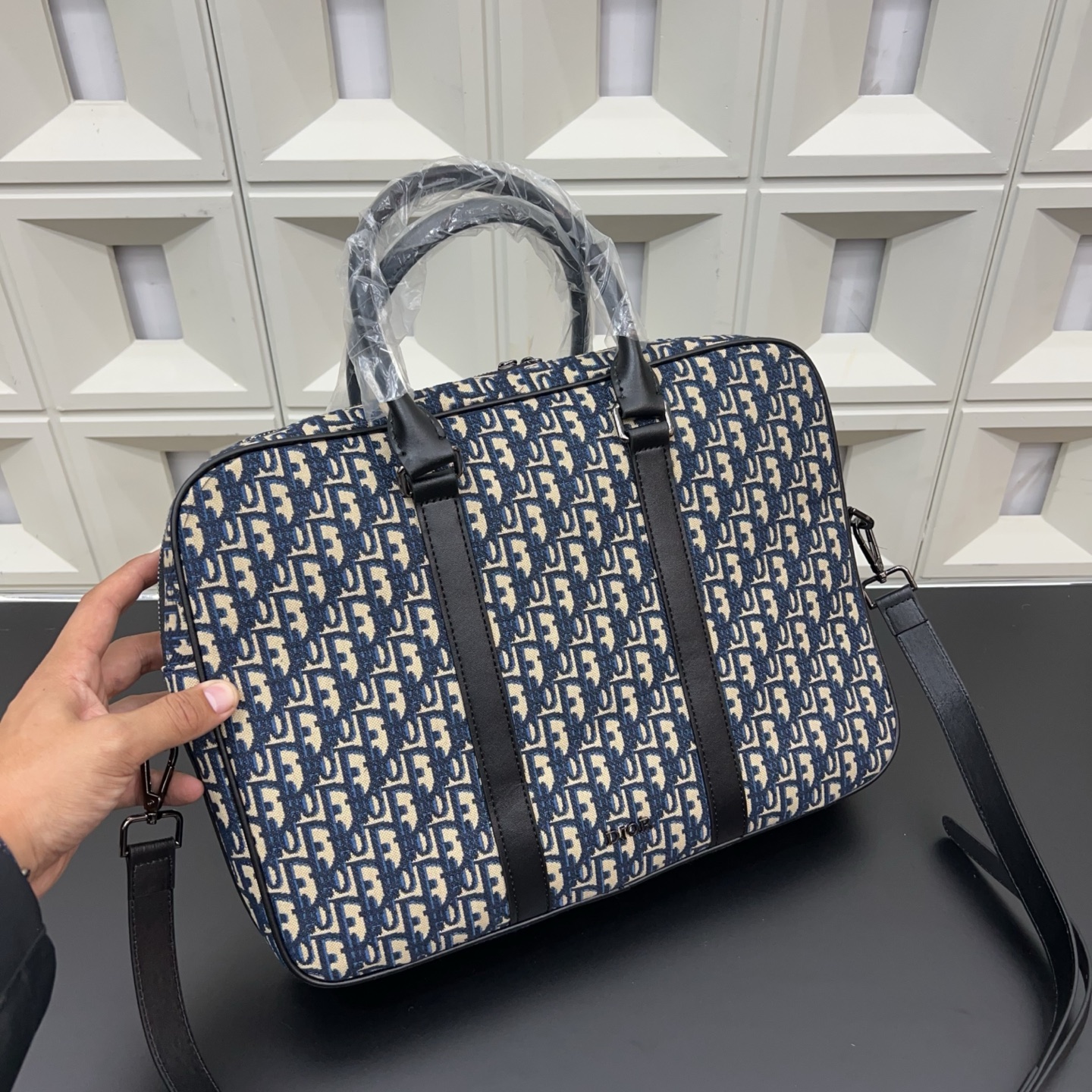 P170 DIOR 迪奥
CD印花公文包 电脑包 手提包 经典百搭 实物拍摄 原厂原版面料  配送防尘袋 38 x 28cm