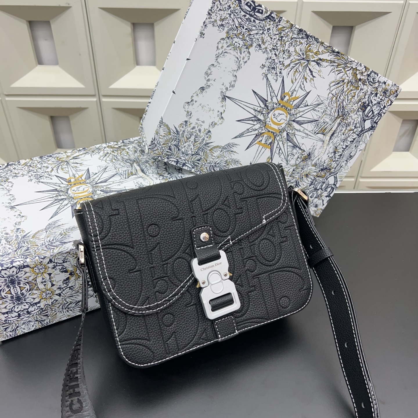P140 Dior 迪奥  
Gravity马鞍包 SADDLE压花翻盖邮差包 单肩斜挎包 明星单品 采用优质原厂材质 高端品质 配送礼盒 规格: 23 x 18cm