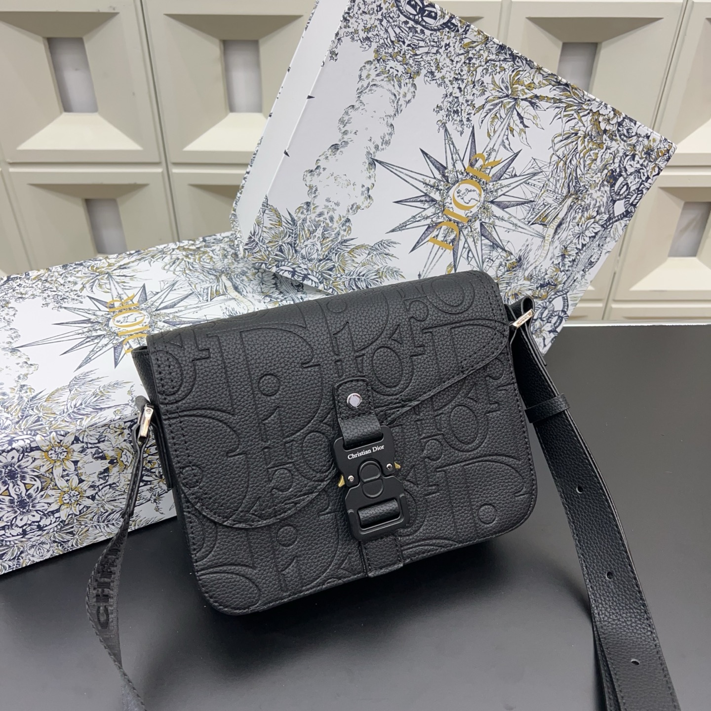 P140 Dior 迪奥  
Gravity马鞍包 SADDLE压花翻盖邮差包 单肩斜挎包 明星单品 采用优质原厂材质 高端品质 配送礼盒 规格: 23 x 18cm