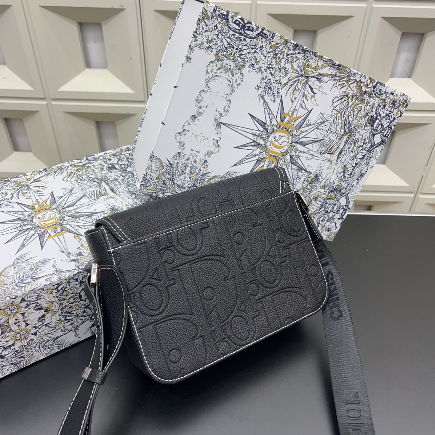 P140 Dior 迪奥  
Gravity马鞍包 SADDLE压花翻盖邮差包 单肩斜挎包 明星单品 采用优质原厂材质 高端品质 配送礼盒 规格: 23 x 18cm