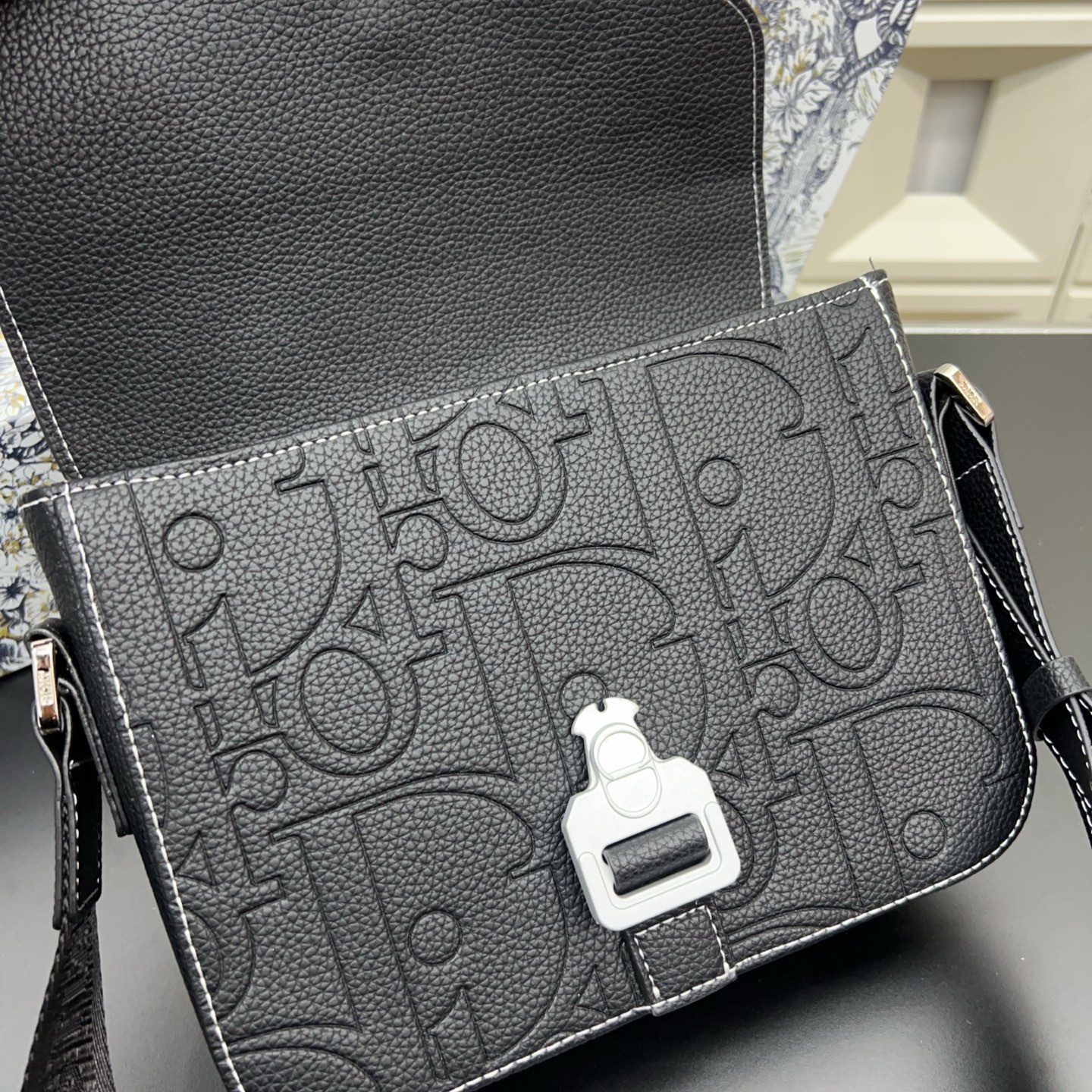 P140 Dior 迪奥  
Gravity马鞍包 SADDLE压花翻盖邮差包 单肩斜挎包 明星单品 采用优质原厂材质 高端品质 配送礼盒 规格: 23 x 18cm