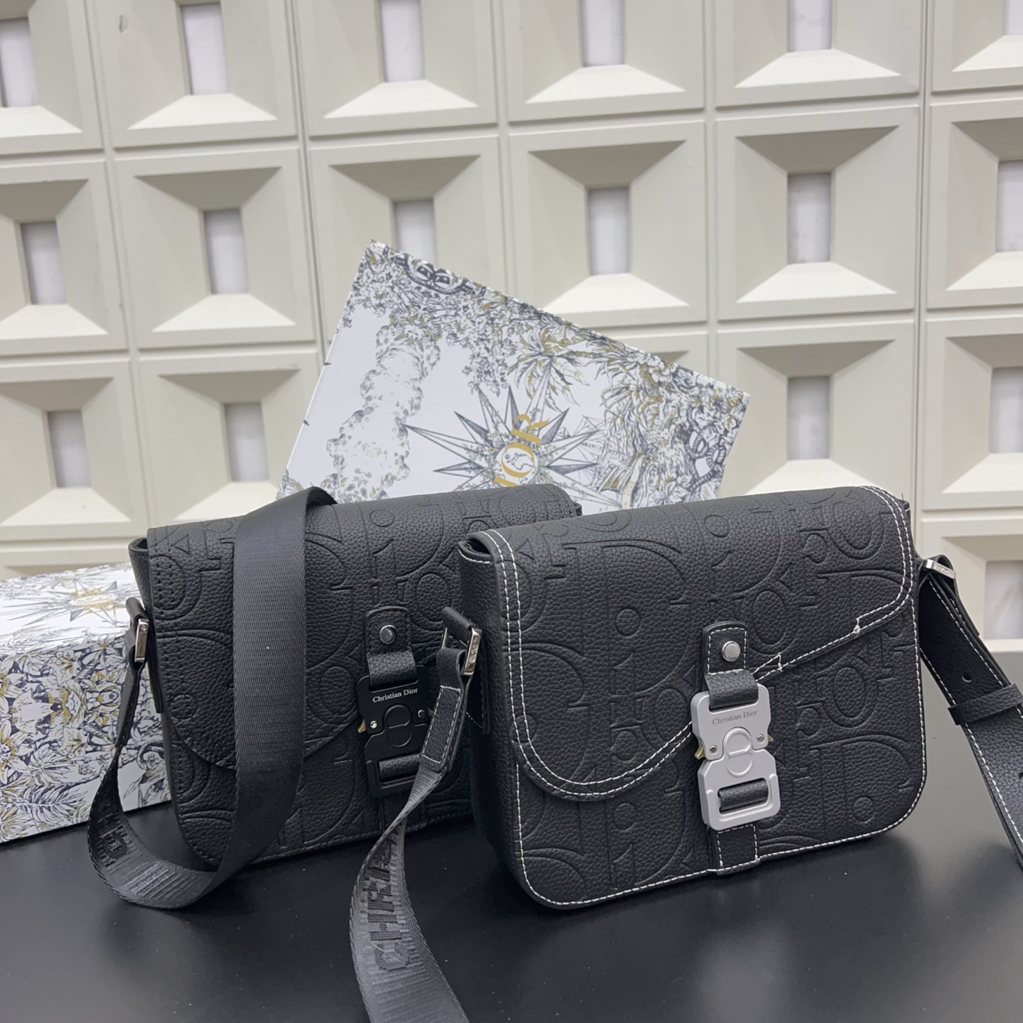 P140 Dior 迪奥  
Gravity马鞍包 SADDLE压花翻盖邮差包 单肩斜挎包 明星单品 采用优质原厂材质 高端品质 配送礼盒 规格: 23 x 18cm