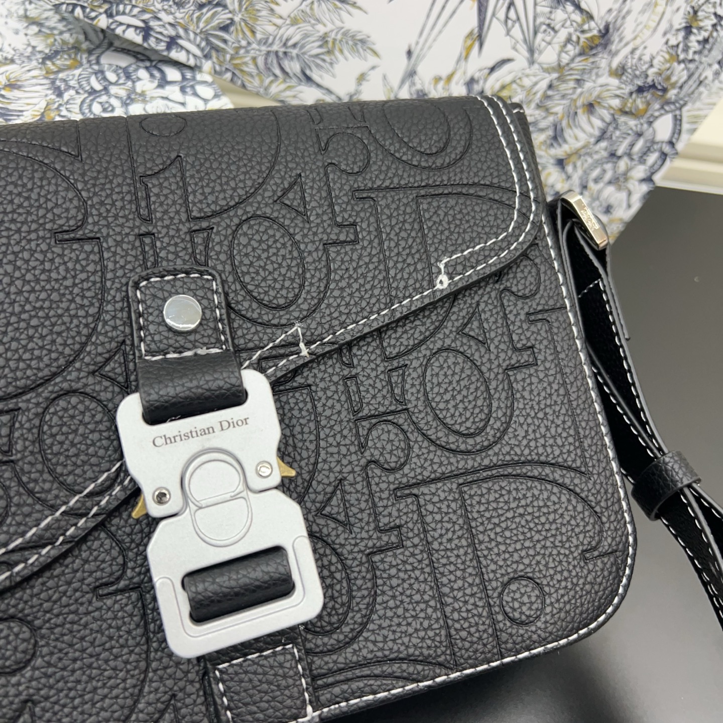 P140 Dior 迪奥  
Gravity马鞍包 SADDLE压花翻盖邮差包 单肩斜挎包 明星单品 采用优质原厂材质 高端品质 配送礼盒 规格: 23 x 18cm