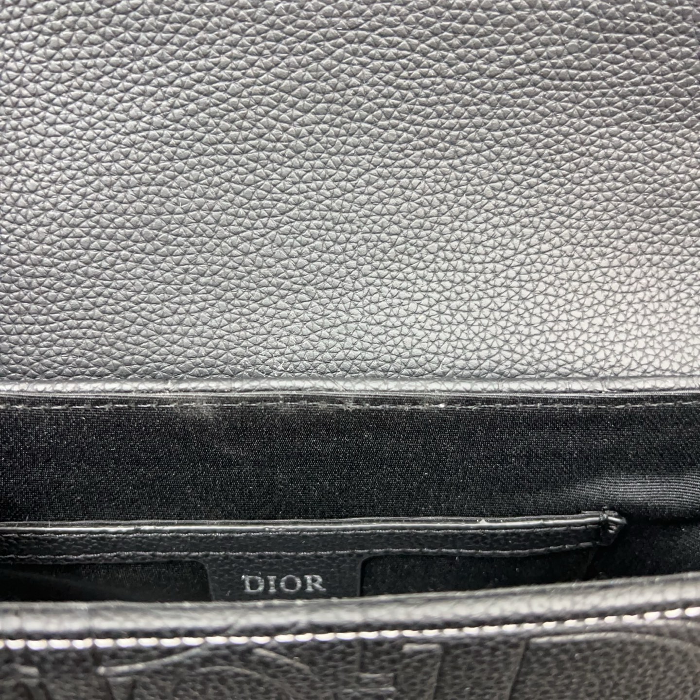 P140 Dior 迪奥  
Gravity马鞍包 SADDLE压花翻盖邮差包 单肩斜挎包 明星单品 采用优质原厂材质 高端品质 配送礼盒 规格: 23 x 18cm