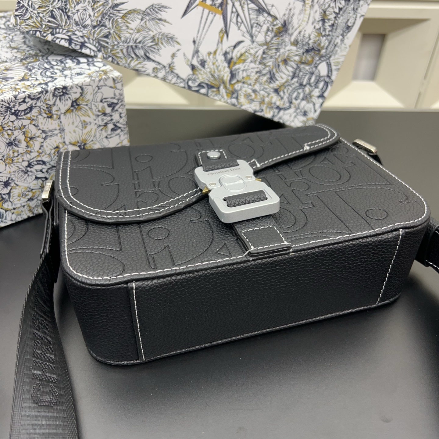 P140 Dior 迪奥  
Gravity马鞍包 SADDLE压花翻盖邮差包 单肩斜挎包 明星单品 采用优质原厂材质 高端品质 配送礼盒 规格: 23 x 18cm