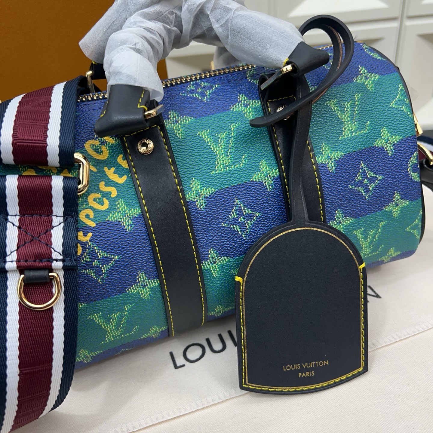 P220 Louisvuitton 路易威登  
LV 原版老花KEEPALL 25 单肩斜挎包 实物拍摄 原厂面料  规格 25 cm。