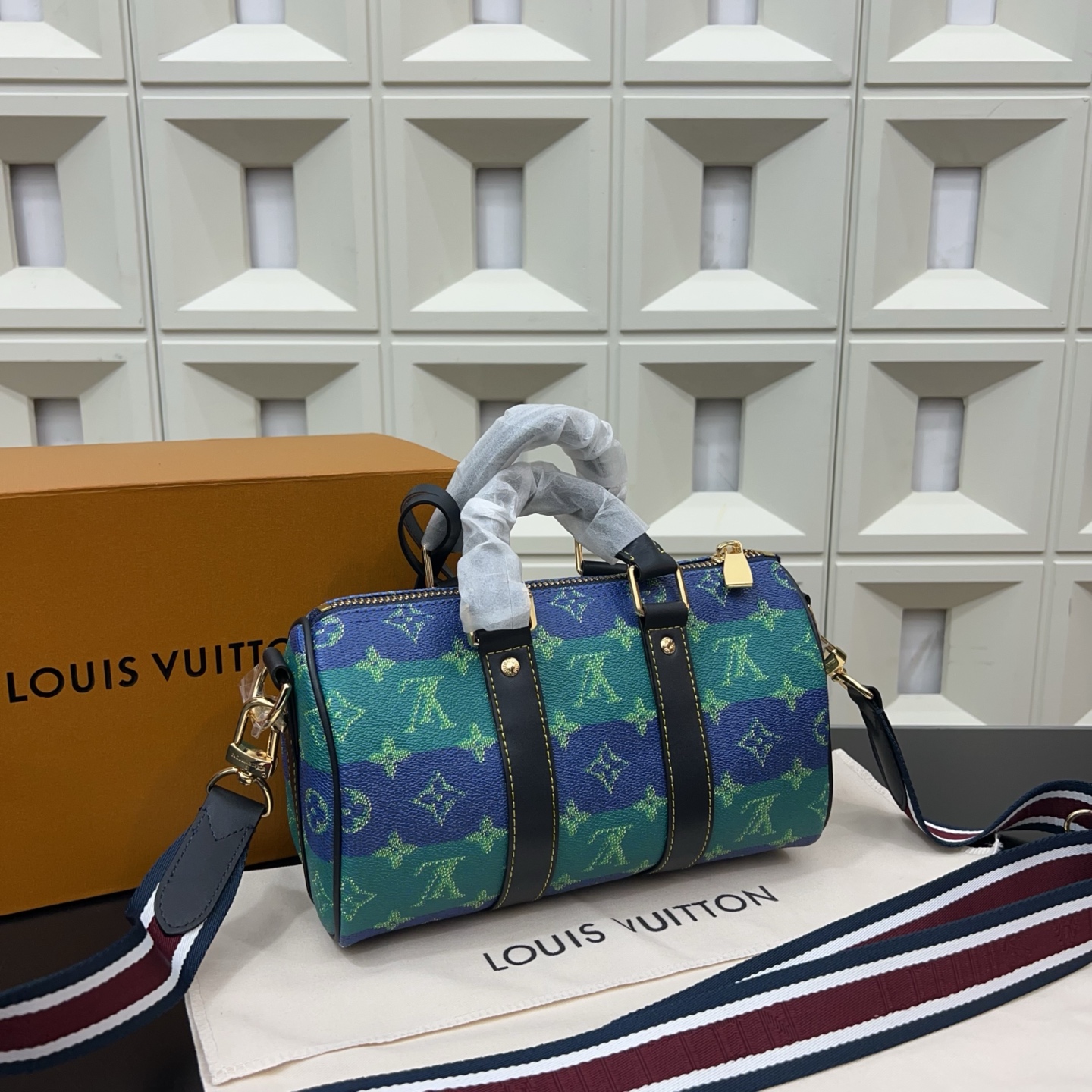 P220 Louisvuitton 路易威登  
LV 原版老花KEEPALL 25 单肩斜挎包 实物拍摄 原厂面料  规格 25 cm。