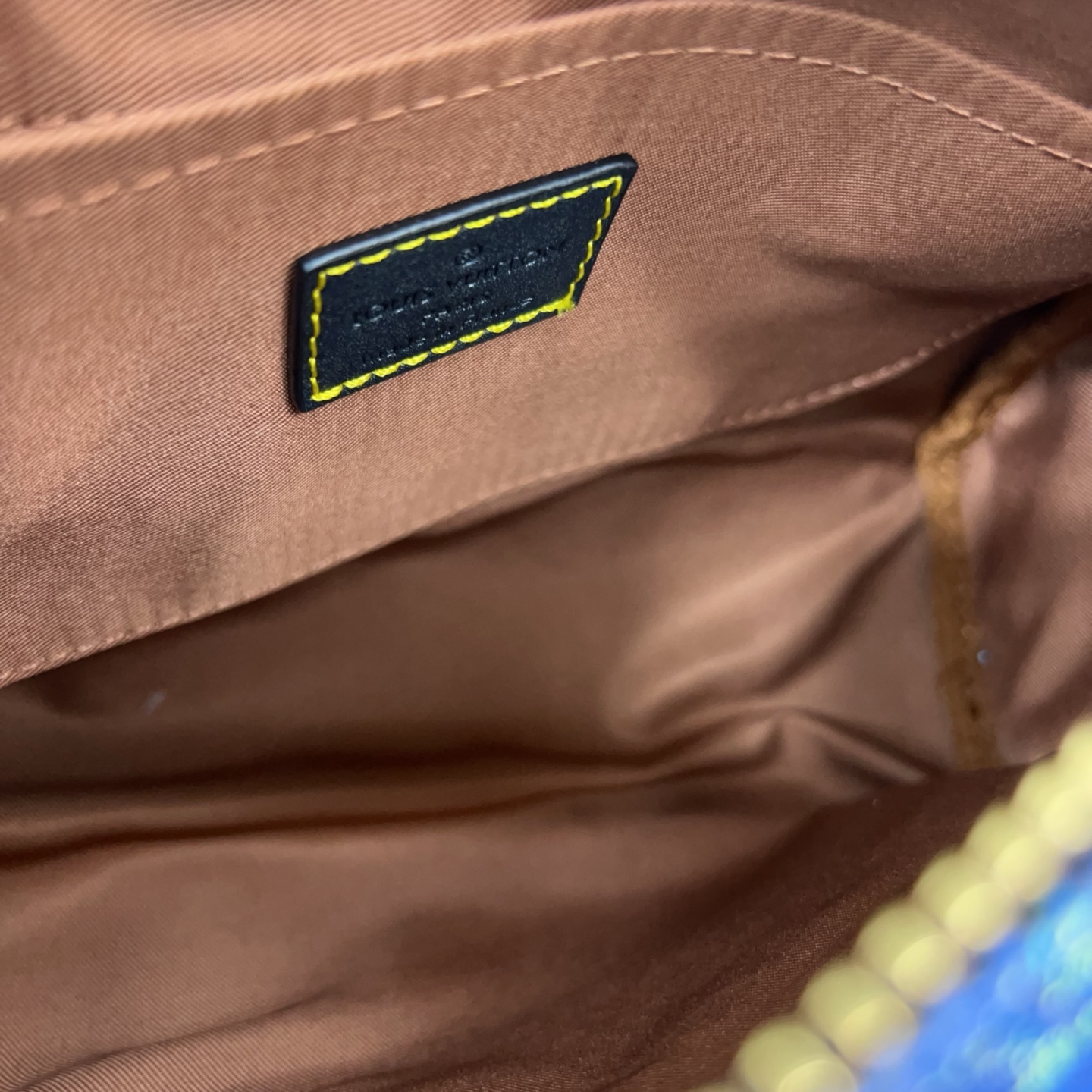 P220 Louisvuitton 路易威登  
LV 原版老花KEEPALL 25 单肩斜挎包 实物拍摄 原厂面料  规格 25 cm。