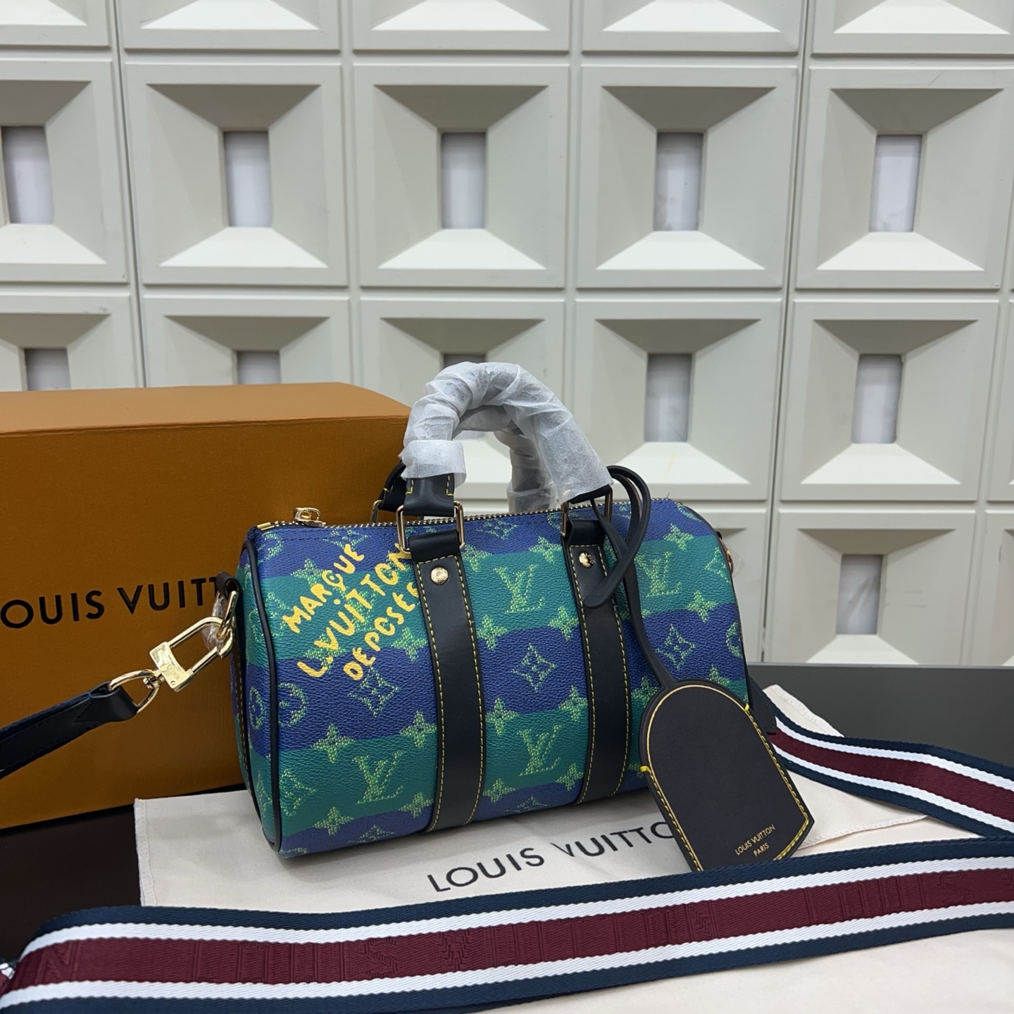 P220 Louisvuitton 路易威登  
LV 原版老花KEEPALL 25 单肩斜挎包 实物拍摄 原厂面料  规格 25 cm。