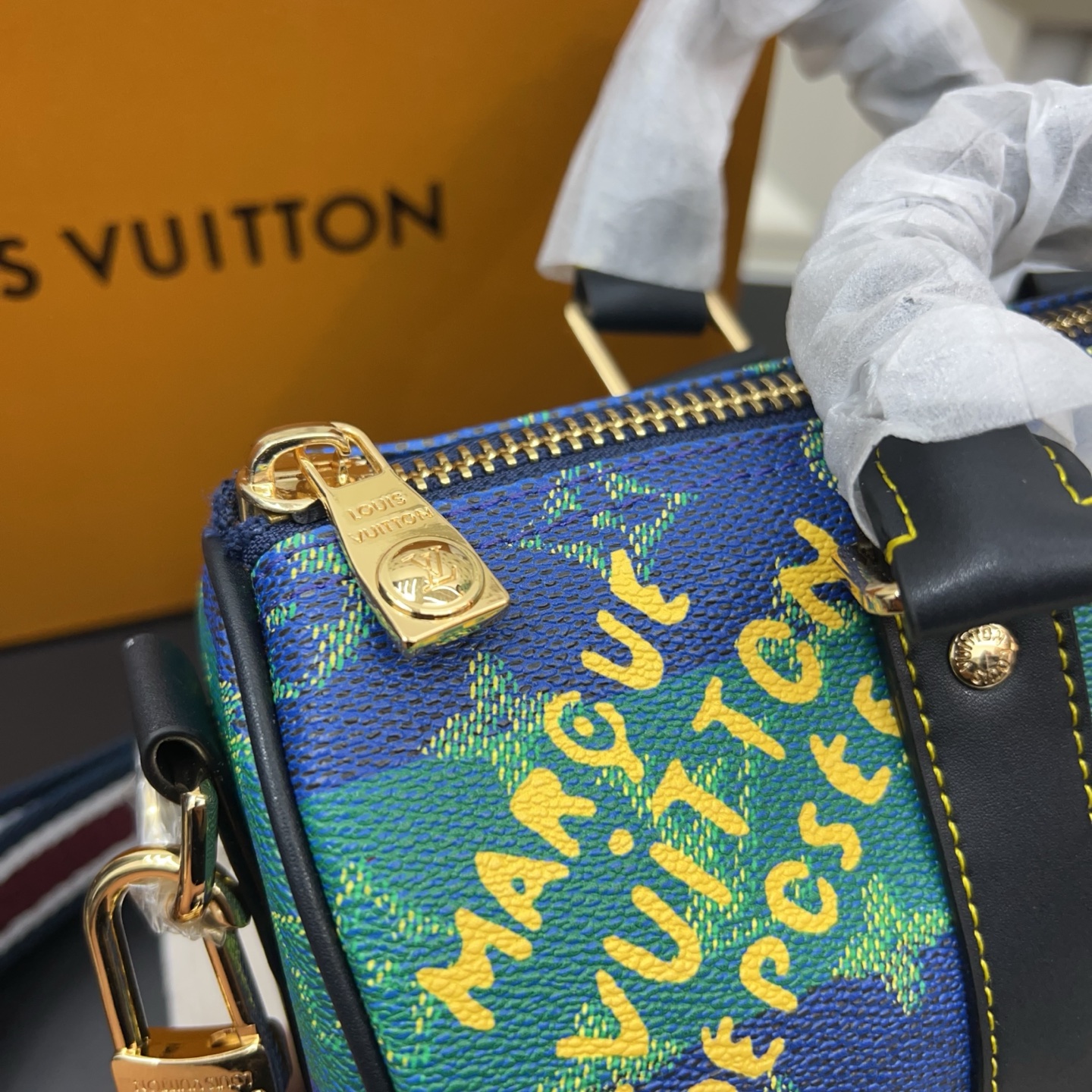 P220 Louisvuitton 路易威登  
LV 原版老花KEEPALL 25 单肩斜挎包 实物拍摄 原厂面料  规格 25 cm。