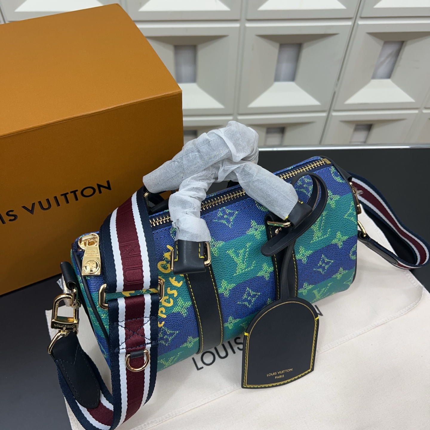 P220 Louisvuitton 路易威登  
LV 原版老花KEEPALL 25 单肩斜挎包 实物拍摄 原厂面料  规格 25 cm。