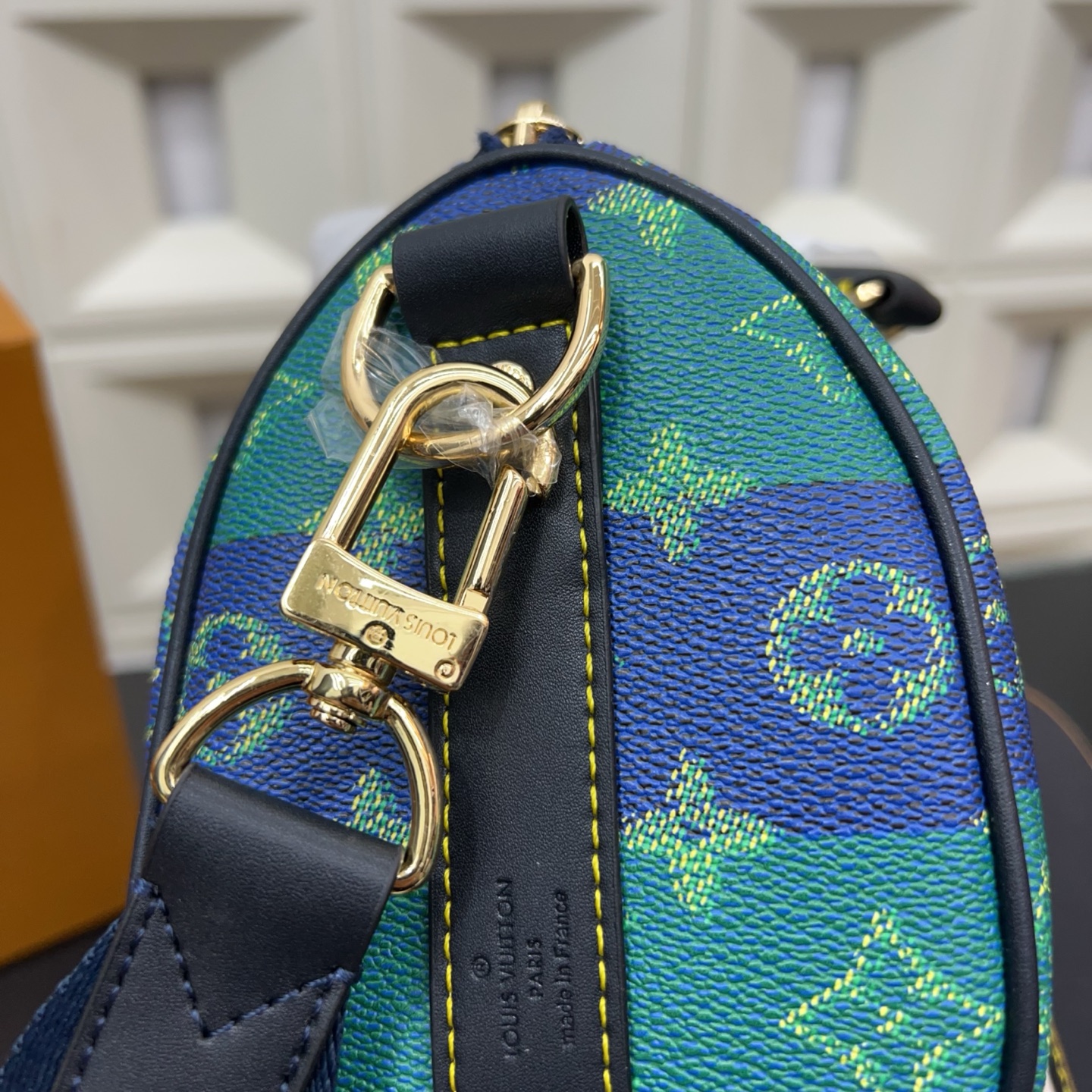 P220 Louisvuitton 路易威登  
LV 原版老花KEEPALL 25 单肩斜挎包 实物拍摄 原厂面料  规格 25 cm。