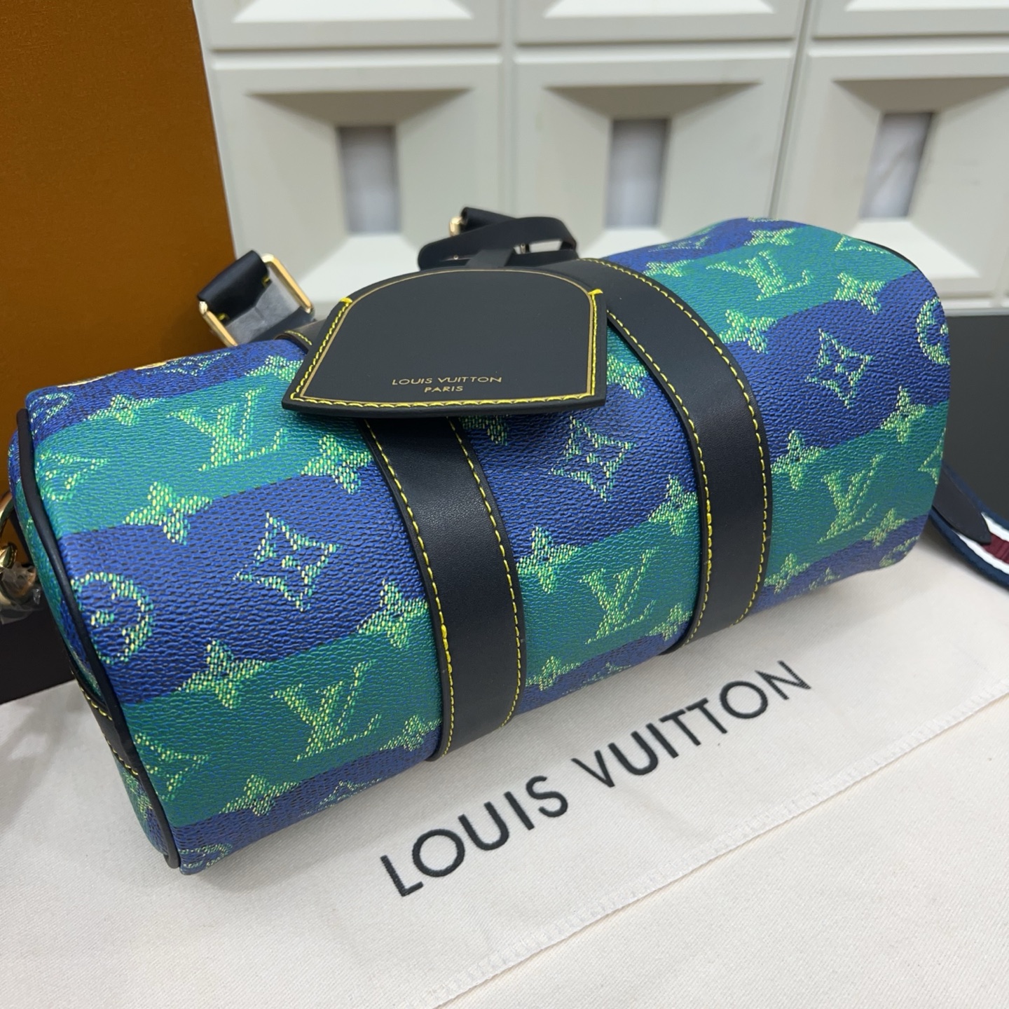 P220 Louisvuitton 路易威登  
LV 原版老花KEEPALL 25 单肩斜挎包 实物拍摄 原厂面料  规格 25 cm。