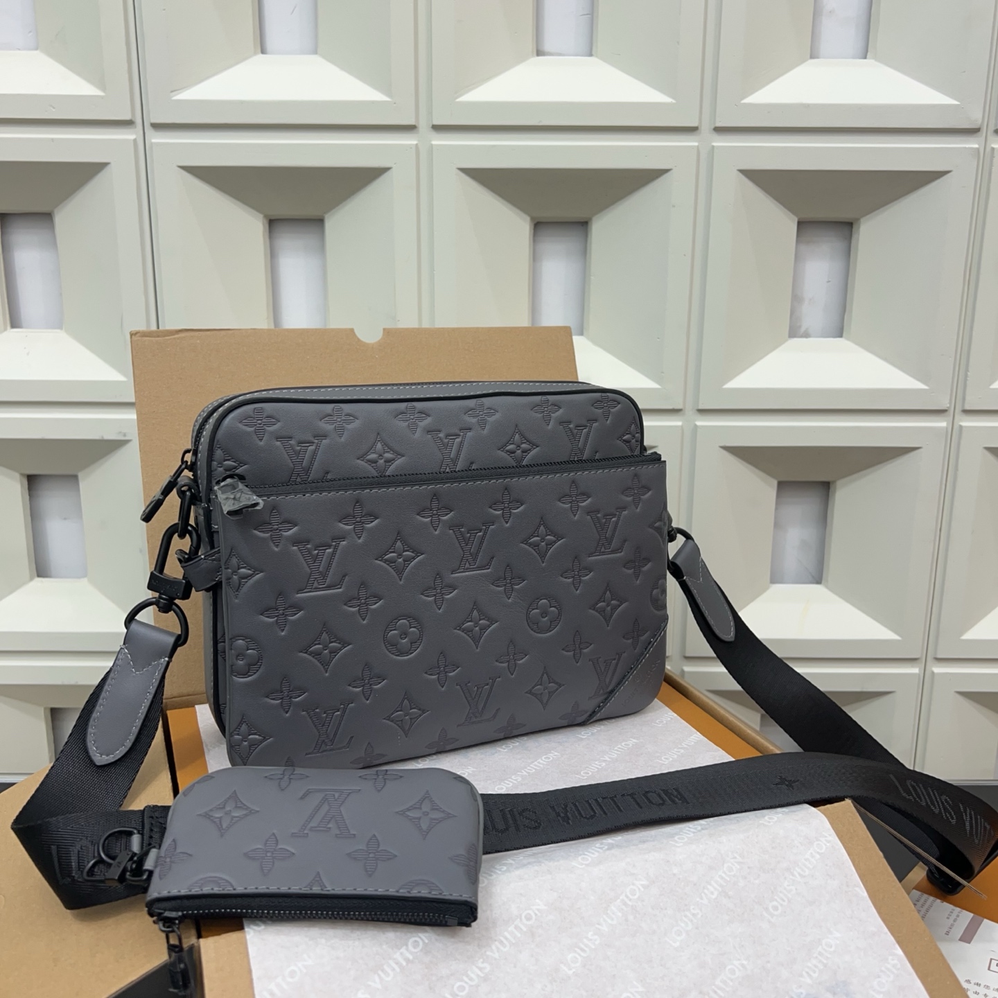 P280 Louisvuitton 路易威登
LV  牛皮TRIO三合一 Monogram 邮差包 单肩包 男女通用斜挎包 经典百搭 实物拍摄    配送防尘袋 礼盒 25 x 18 cm。