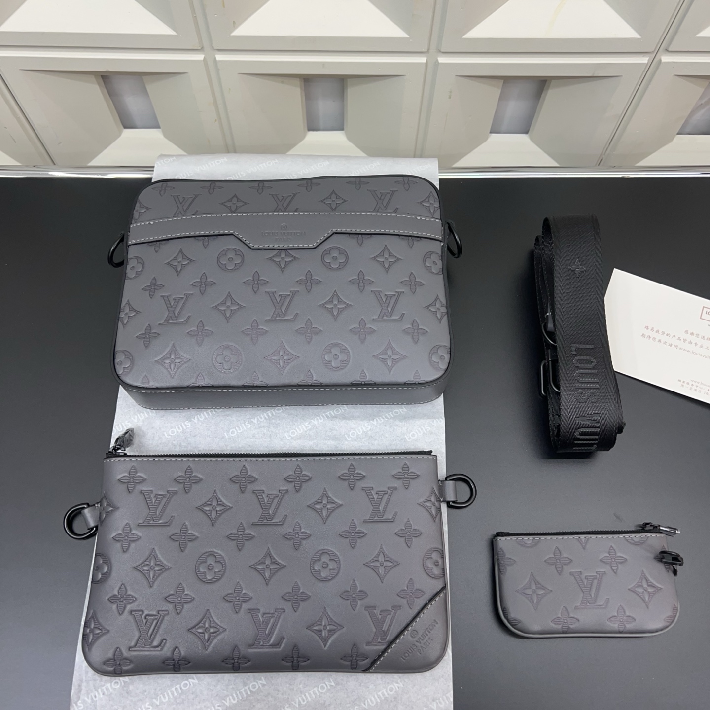 P280 Louisvuitton 路易威登
LV  牛皮TRIO三合一 Monogram 邮差包 单肩包 男女通用斜挎包 经典百搭 实物拍摄    配送防尘袋 礼盒 25 x 18 cm。