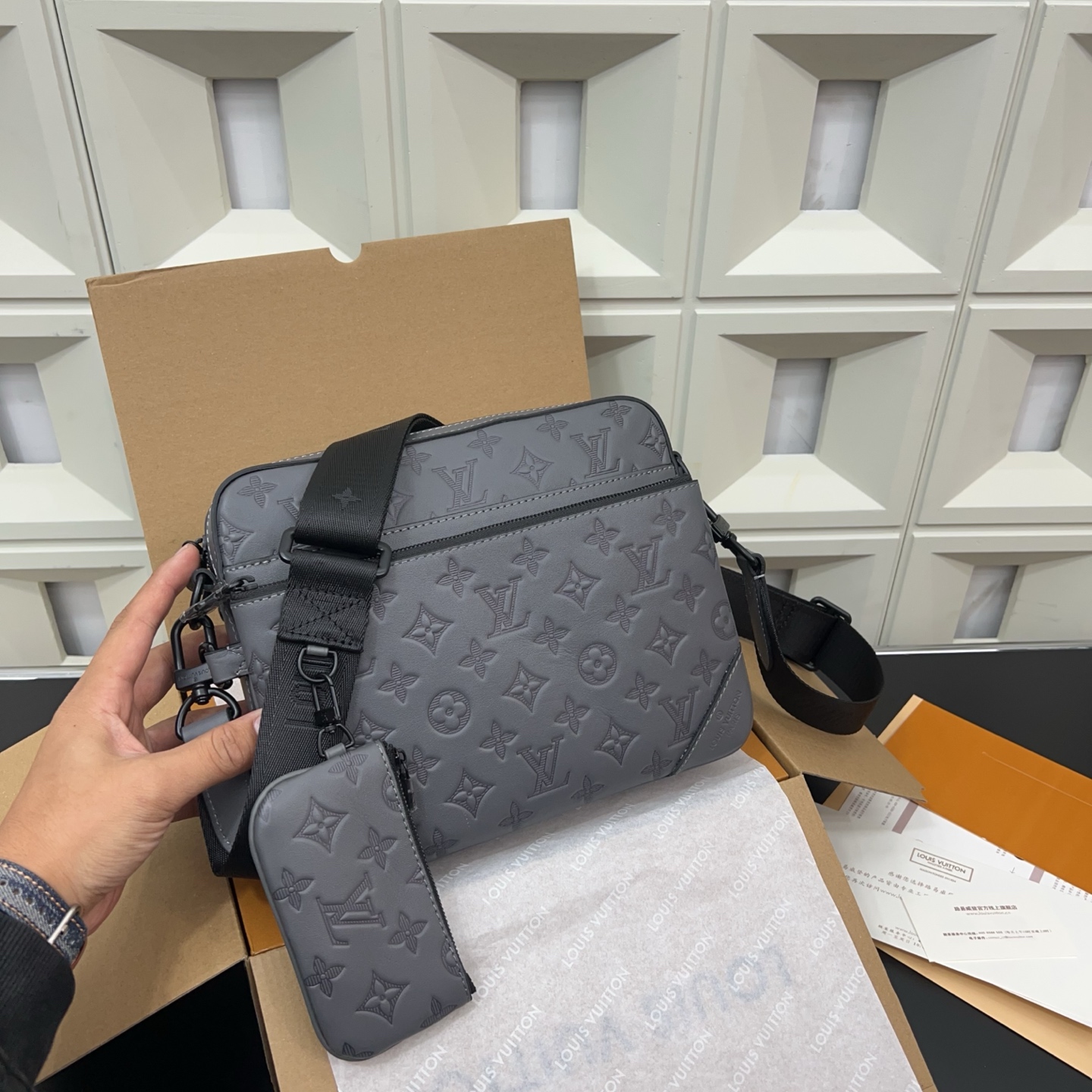 P280 Louisvuitton 路易威登
LV  牛皮TRIO三合一 Monogram 邮差包 单肩包 男女通用斜挎包 经典百搭 实物拍摄    配送防尘袋 礼盒 25 x 18 cm。