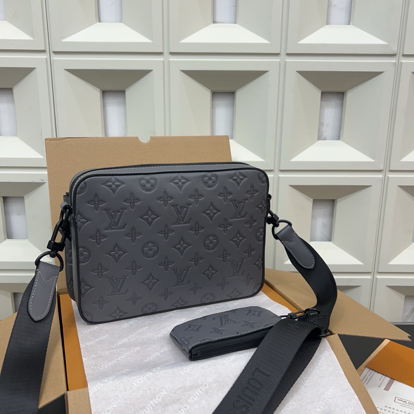 P280 Louisvuitton 路易威登
LV  牛皮TRIO三合一 Monogram 邮差包 单肩包 男女通用斜挎包 经典百搭 实物拍摄    配送防尘袋 礼盒 25 x 18 cm。