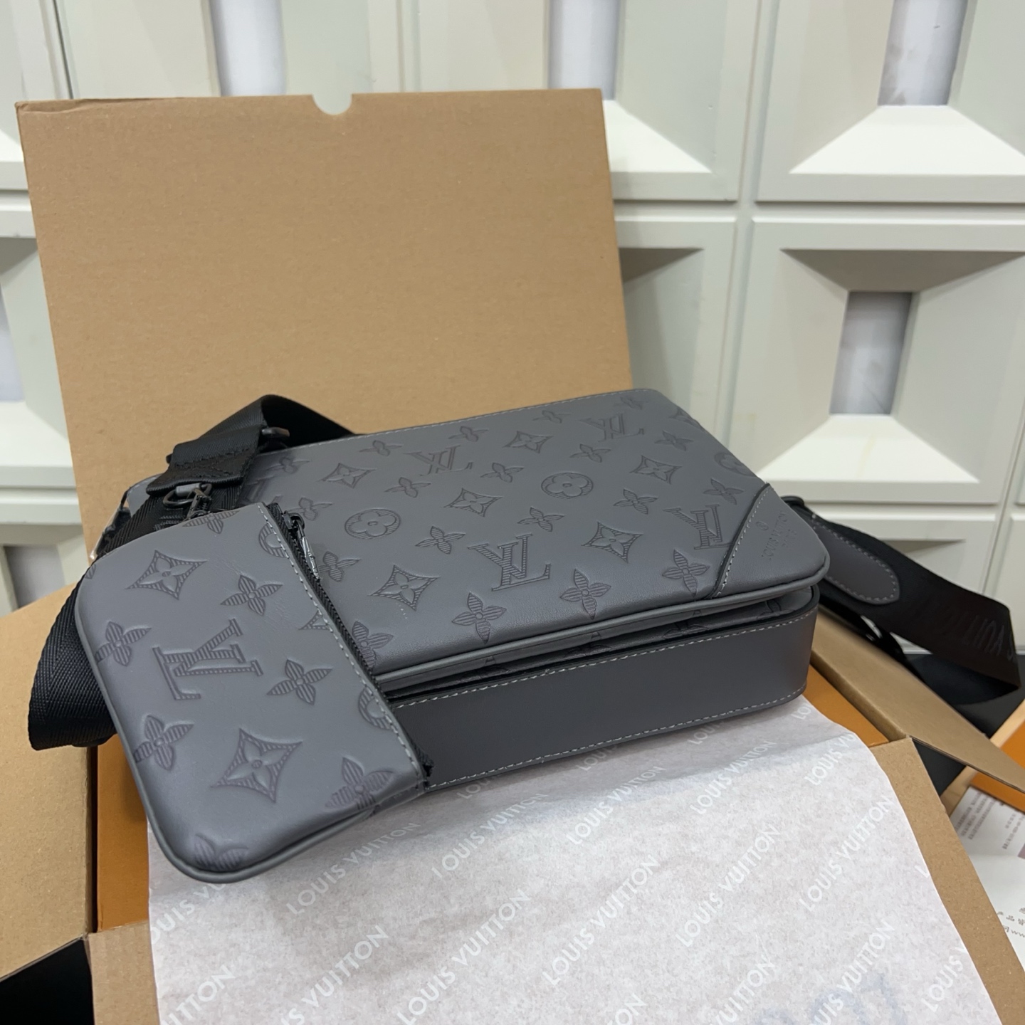 P280 Louisvuitton 路易威登
LV  牛皮TRIO三合一 Monogram 邮差包 单肩包 男女通用斜挎包 经典百搭 实物拍摄    配送防尘袋 礼盒 25 x 18 cm。