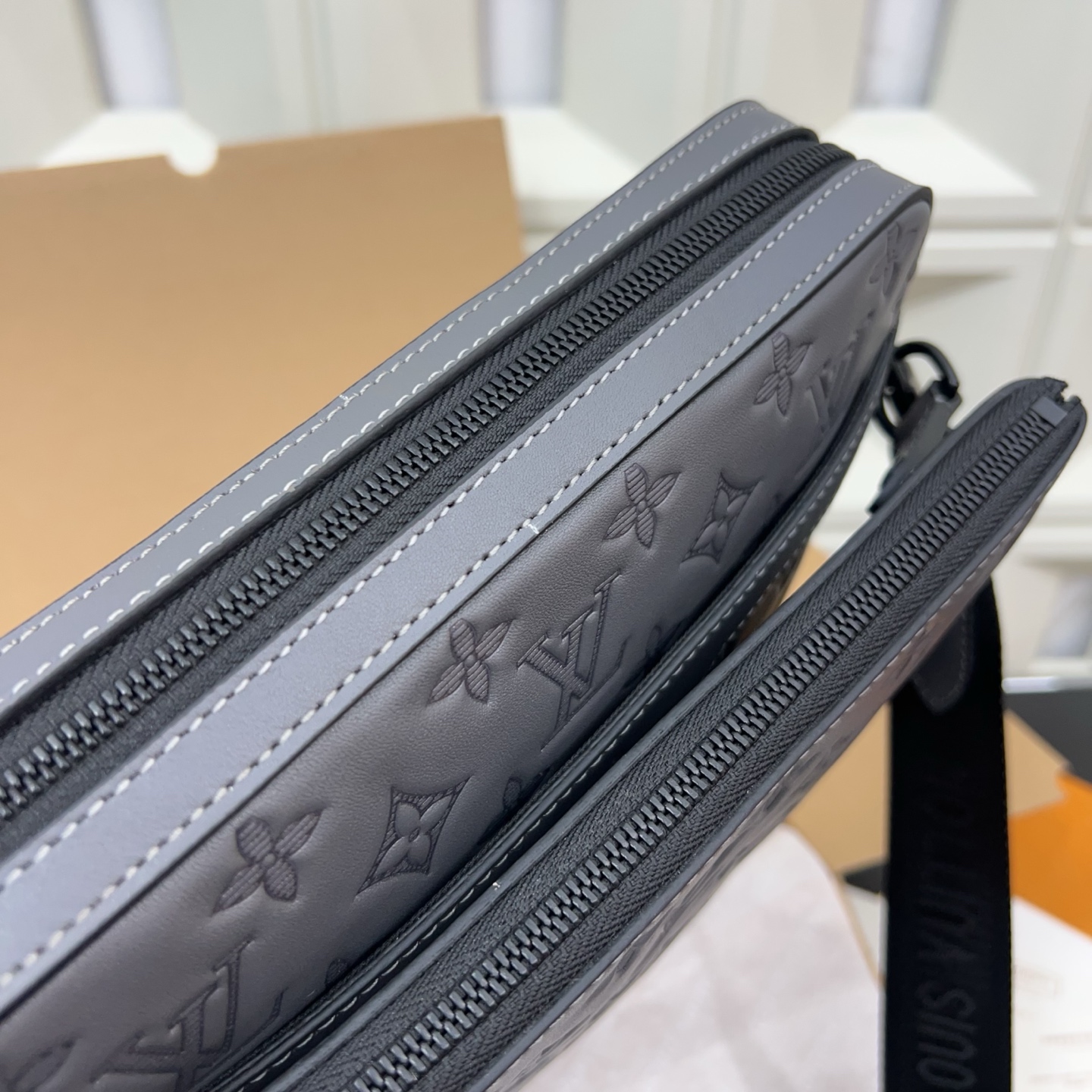 P280 Louisvuitton 路易威登
LV  牛皮TRIO三合一 Monogram 邮差包 单肩包 男女通用斜挎包 经典百搭 实物拍摄    配送防尘袋 礼盒 25 x 18 cm。