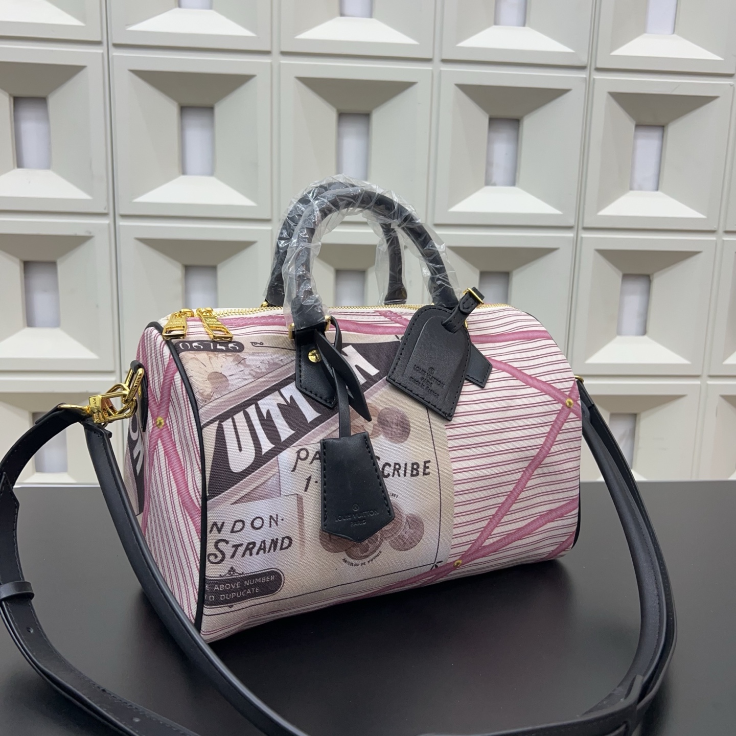 P170 Louisvuitton 路易威登
Lv Speedy 30 单肩斜挎包 枕头包 男女通用 采用经典百搭 实物拍摄 原厂原版面料  高端品质 配送飞机盒30cm。