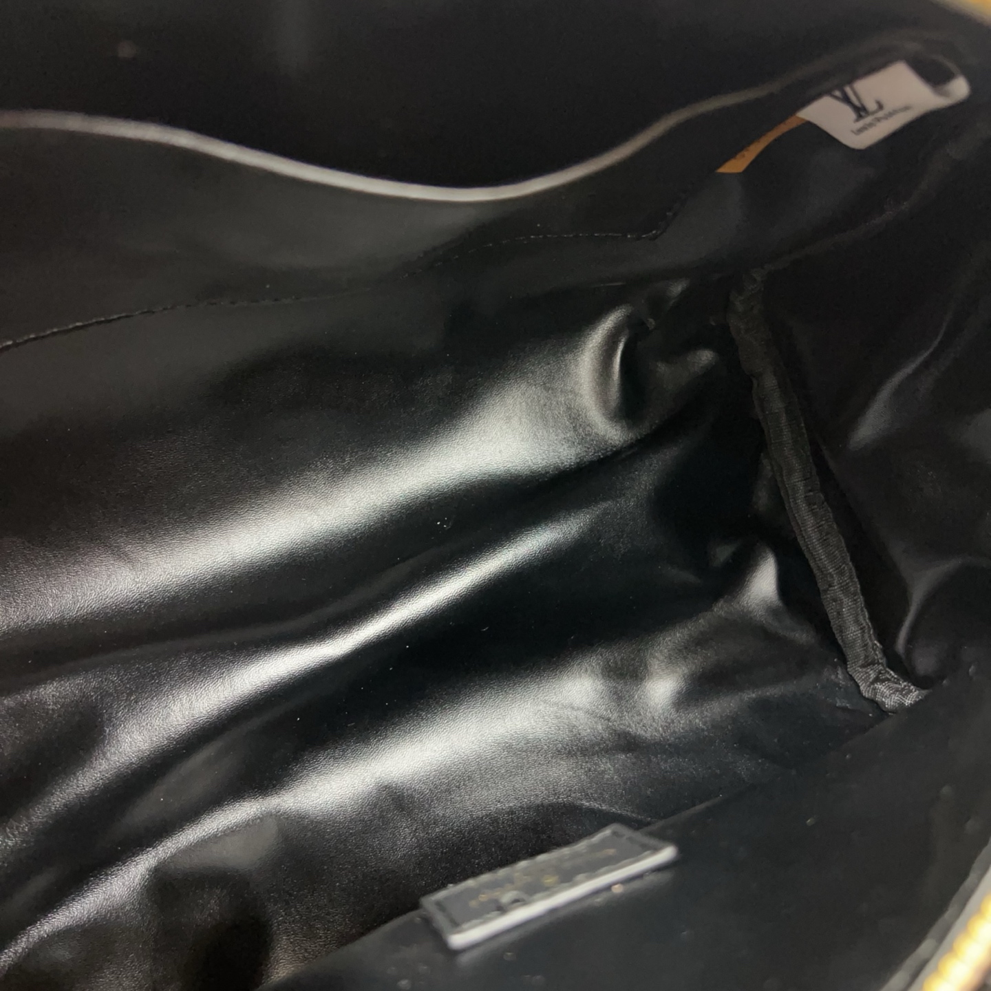 P170 Louisvuitton 路易威登
Lv Speedy 30 单肩斜挎包 枕头包 男女通用 采用经典百搭 实物拍摄 原厂原版面料  高端品质 配送飞机盒30cm。