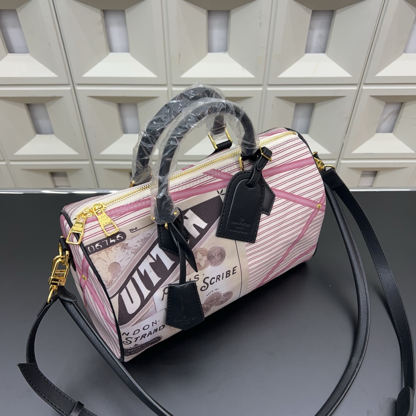 P170 Louisvuitton 路易威登
Lv Speedy 30 单肩斜挎包 枕头包 男女通用 采用经典百搭 实物拍摄 原厂原版面料  高端品质 配送飞机盒30cm。