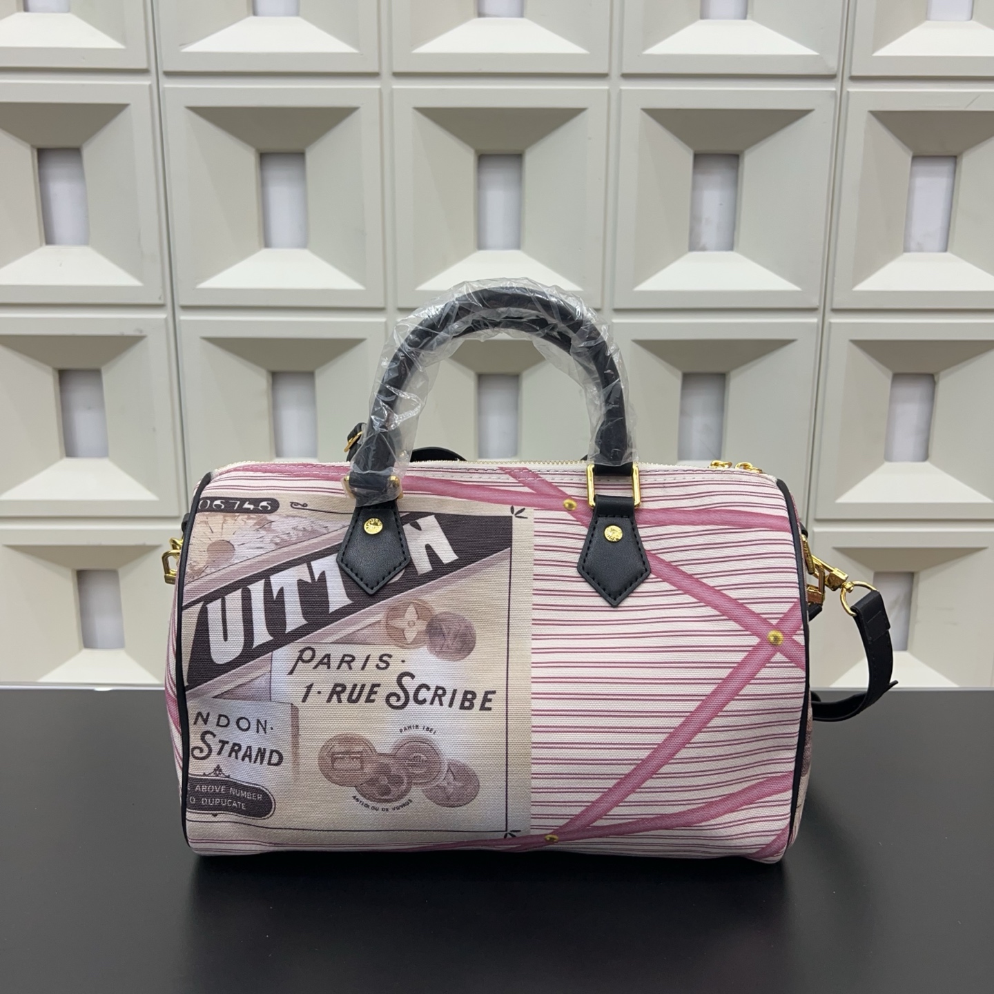 P170 Louisvuitton 路易威登
Lv Speedy 30 单肩斜挎包 枕头包 男女通用 采用经典百搭 实物拍摄 原厂原版面料  高端品质 配送飞机盒30cm。