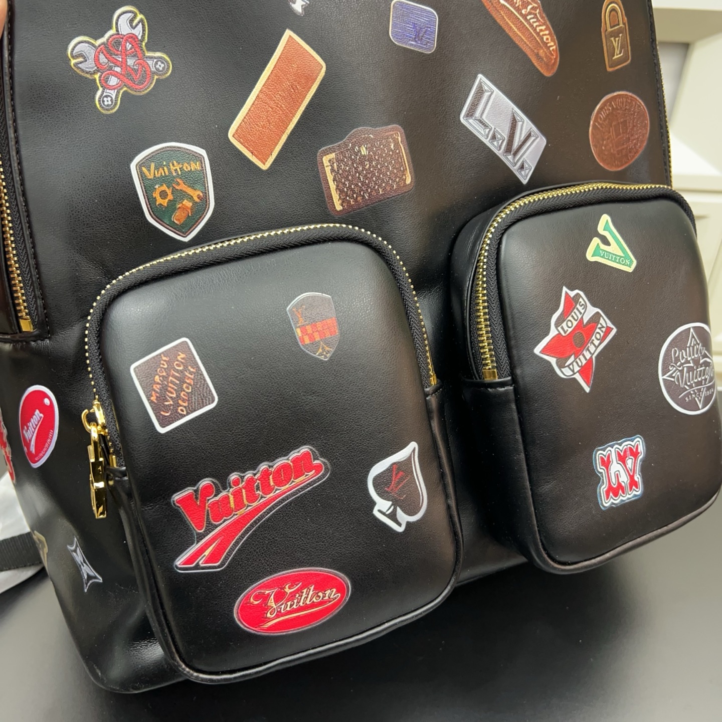 P170 Louisvuitton 路易威登
LV  MULTIPOCKET 双肩包 重工艺背包 男女通用 经典百搭 实物拍摄 配送防尘袋  40 x 30 cm。