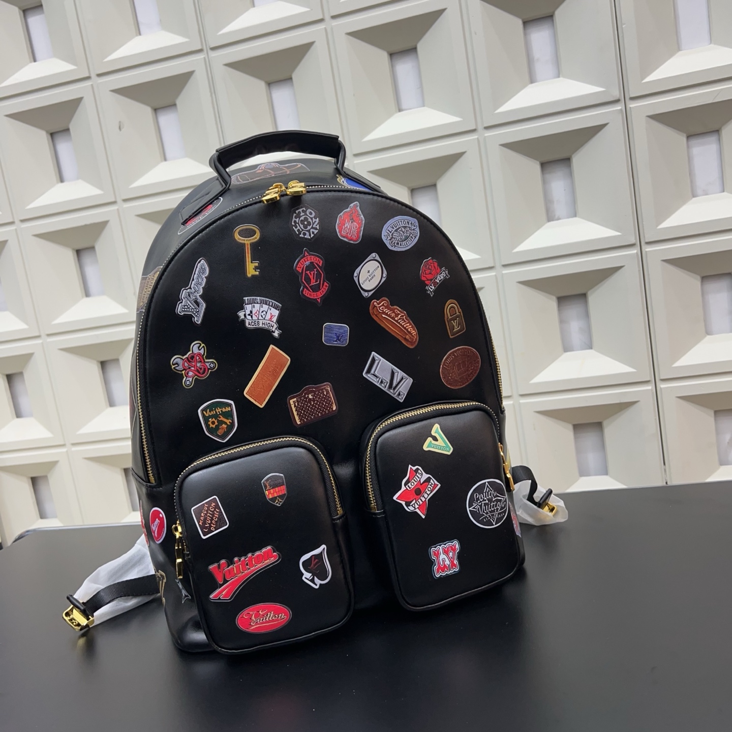 P170 Louisvuitton 路易威登
LV  MULTIPOCKET 双肩包 重工艺背包 男女通用 经典百搭 实物拍摄 配送防尘袋  40 x 30 cm。