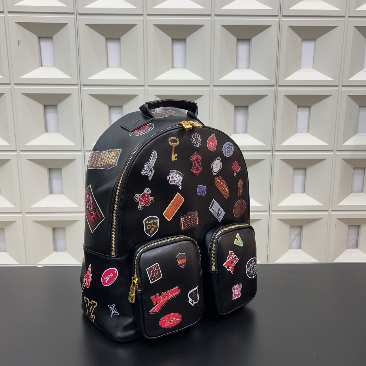 P170 Louisvuitton 路易威登
LV  MULTIPOCKET 双肩包 重工艺背包 男女通用 经典百搭 实物拍摄 配送防尘袋  40 x 30 cm。