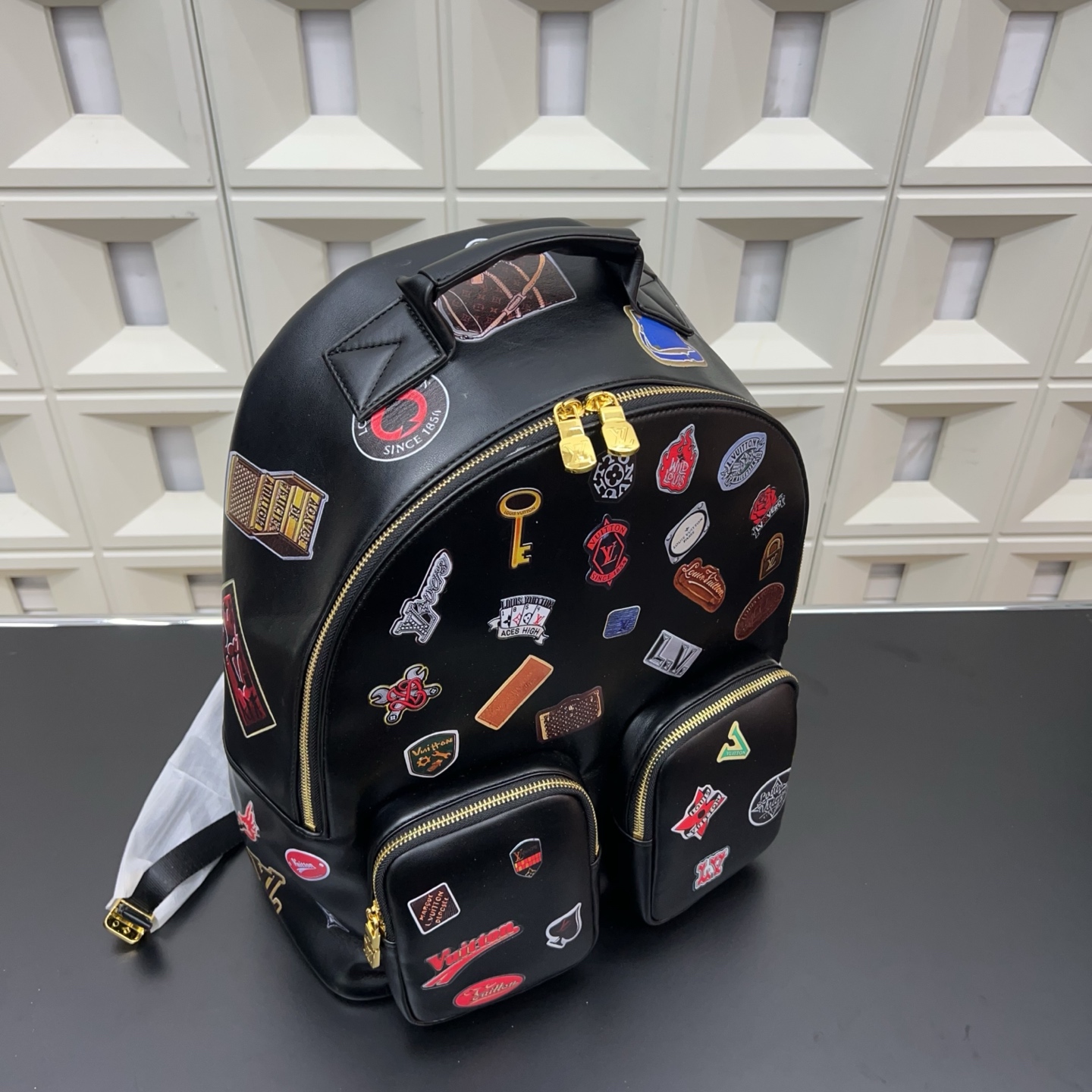 P170 Louisvuitton 路易威登
LV  MULTIPOCKET 双肩包 重工艺背包 男女通用 经典百搭 实物拍摄 配送防尘袋  40 x 30 cm。