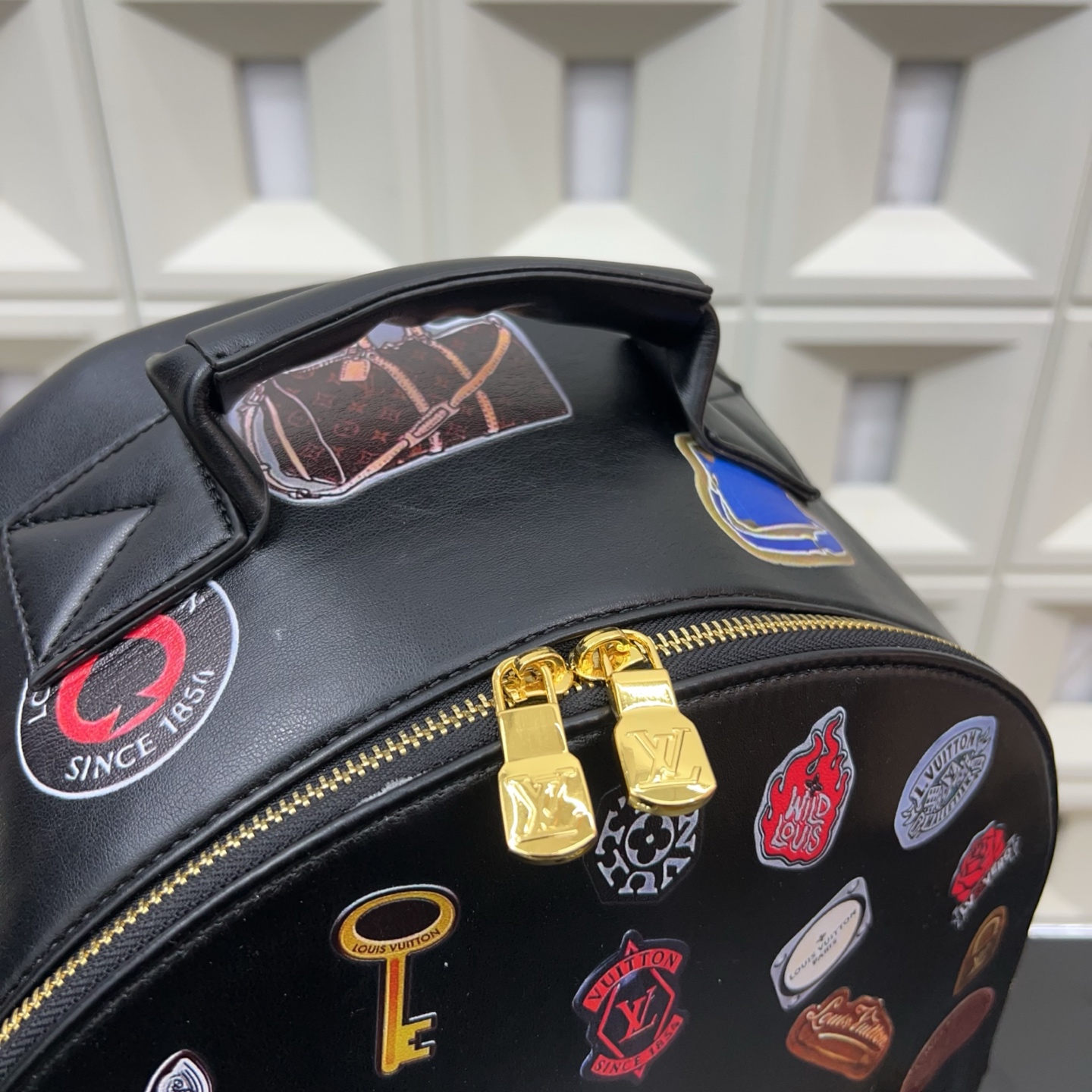 P170 Louisvuitton 路易威登
LV  MULTIPOCKET 双肩包 重工艺背包 男女通用 经典百搭 实物拍摄 配送防尘袋  40 x 30 cm。