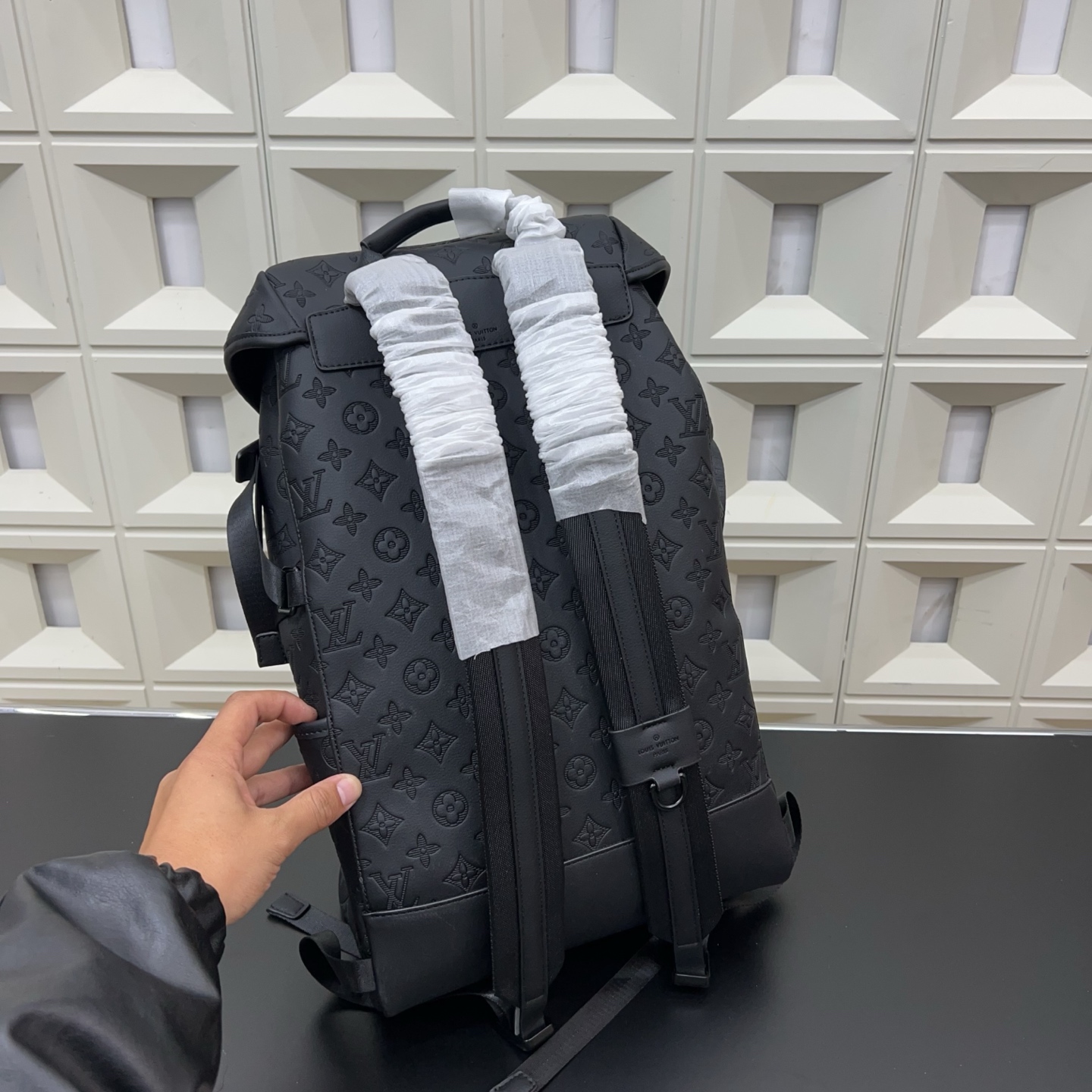 P205 Louisvuitton 路易威登
Lv Getaway 老花双肩包 大容量男士背包 书包 经典百搭 实物拍摄  配送防尘袋 50 x 30 cm。