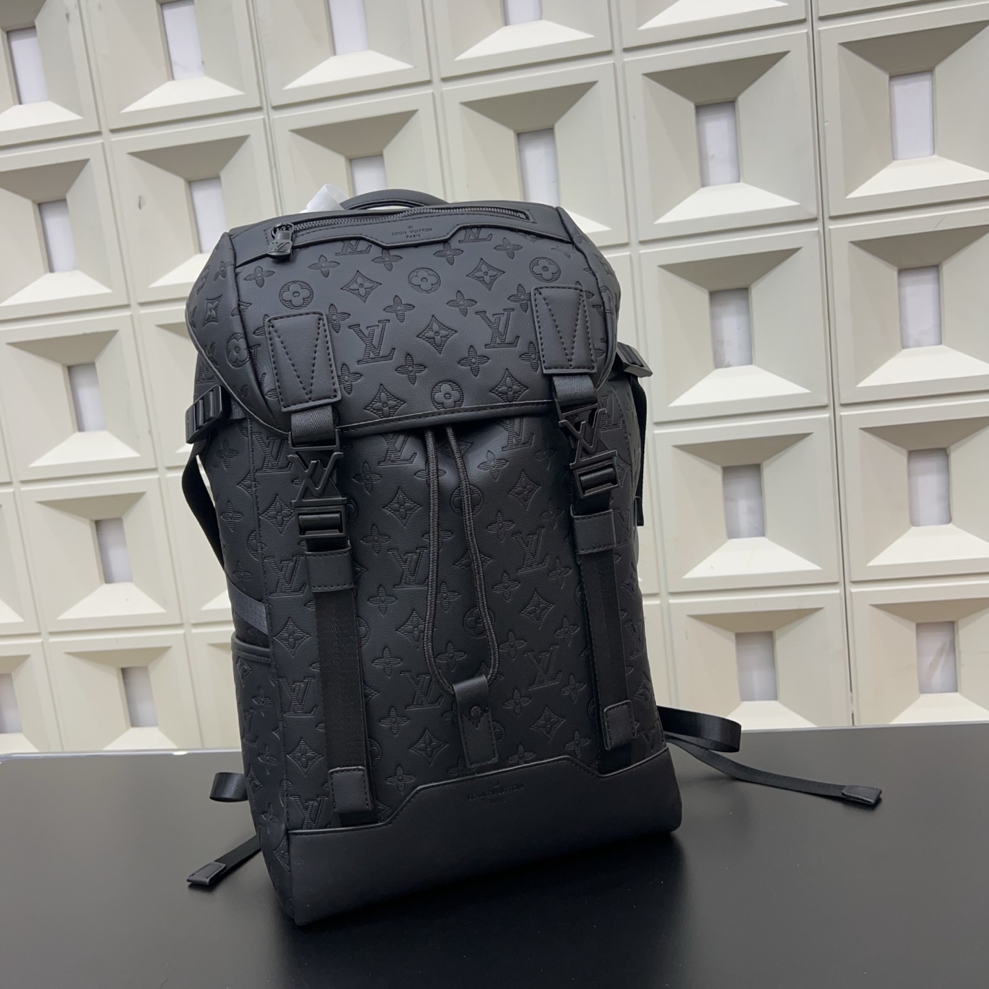 P205 Louisvuitton 路易威登
Lv Getaway 老花双肩包 大容量男士背包 书包 经典百搭 实物拍摄  配送防尘袋 50 x 30 cm。