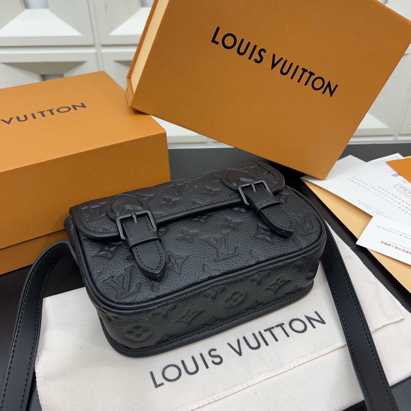 P240 Louisvuitton 路易威登
Lv 牛皮Monogram Archive 耀目金属件磁扣开合涂层帆布 单肩斜挎包 经典百搭 实物拍摄  配送防尘袋 15 x 20cm。