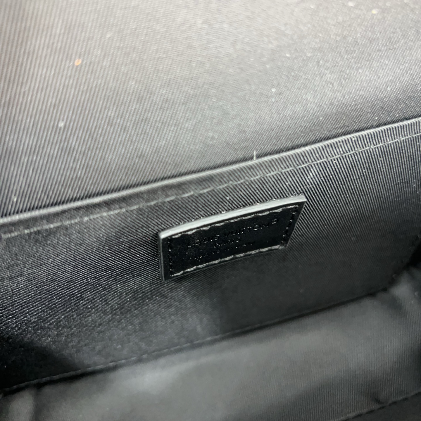 P240 Louisvuitton 路易威登
Lv 牛皮Monogram Archive 耀目金属件磁扣开合涂层帆布 单肩斜挎包 经典百搭 实物拍摄  配送防尘袋 15 x 20cm。