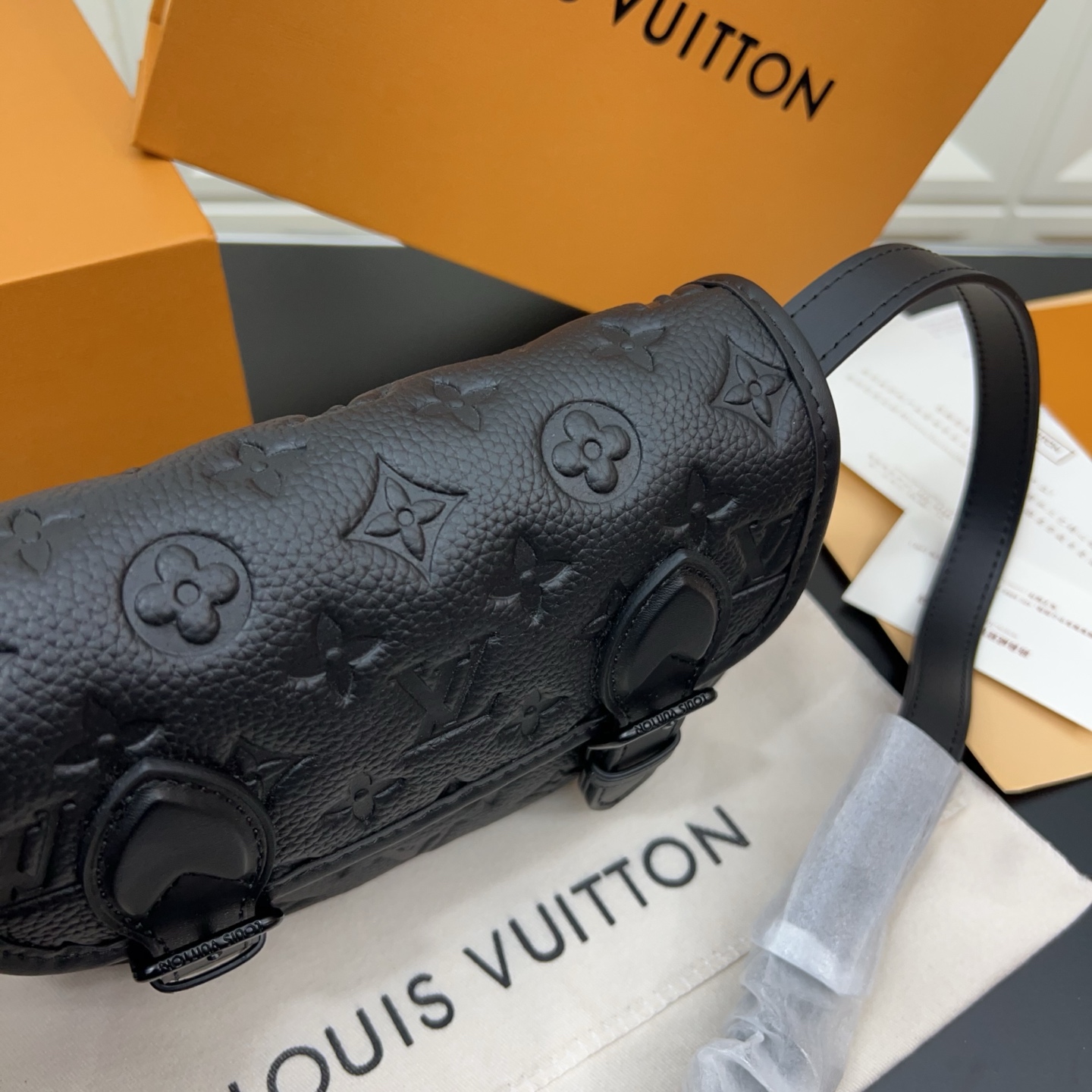 P240 Louisvuitton 路易威登
Lv 牛皮Monogram Archive 耀目金属件磁扣开合涂层帆布 单肩斜挎包 经典百搭 实物拍摄  配送防尘袋 15 x 20cm。