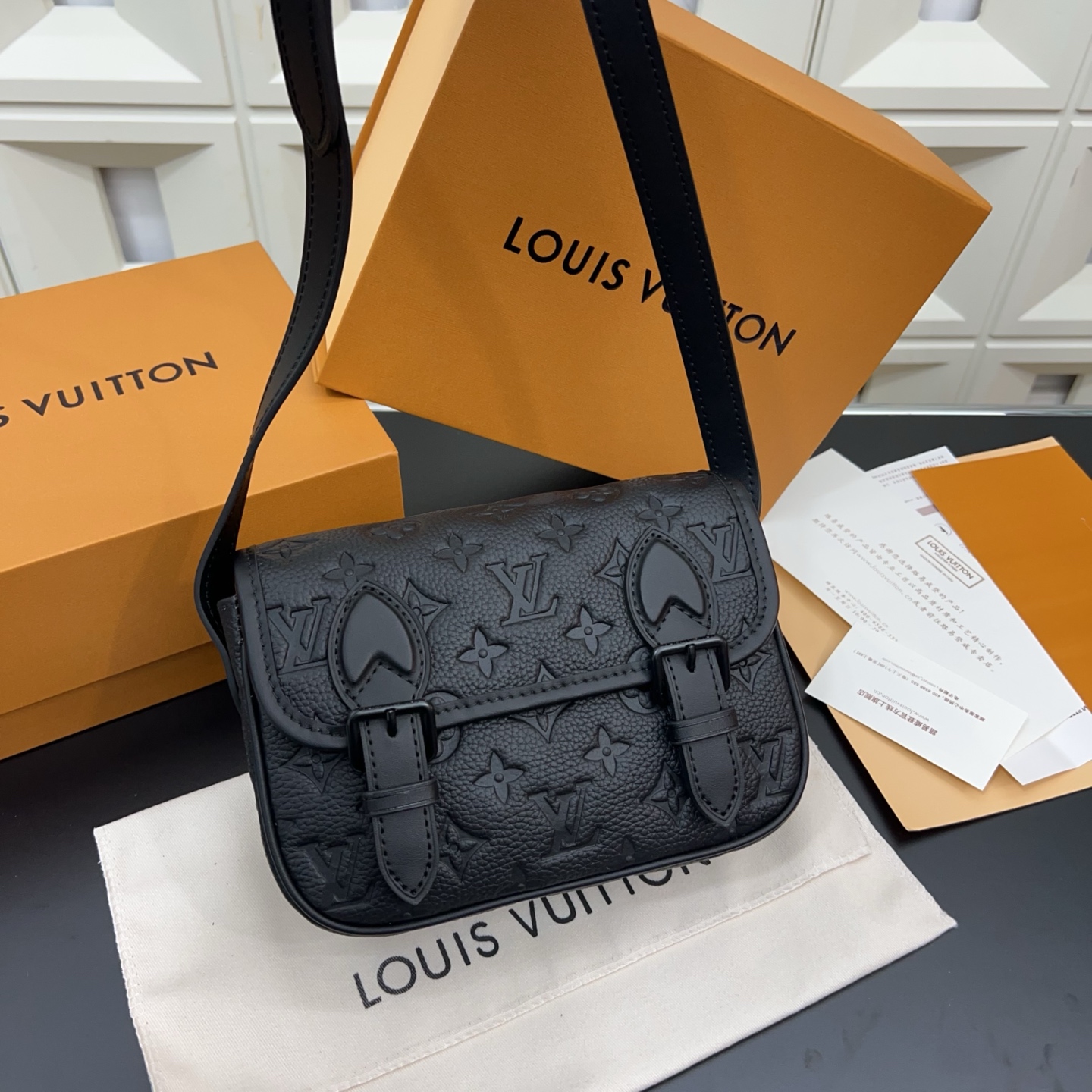 P240 Louisvuitton 路易威登
Lv 牛皮Monogram Archive 耀目金属件磁扣开合涂层帆布 单肩斜挎包 经典百搭 实物拍摄  配送防尘袋 15 x 20cm。