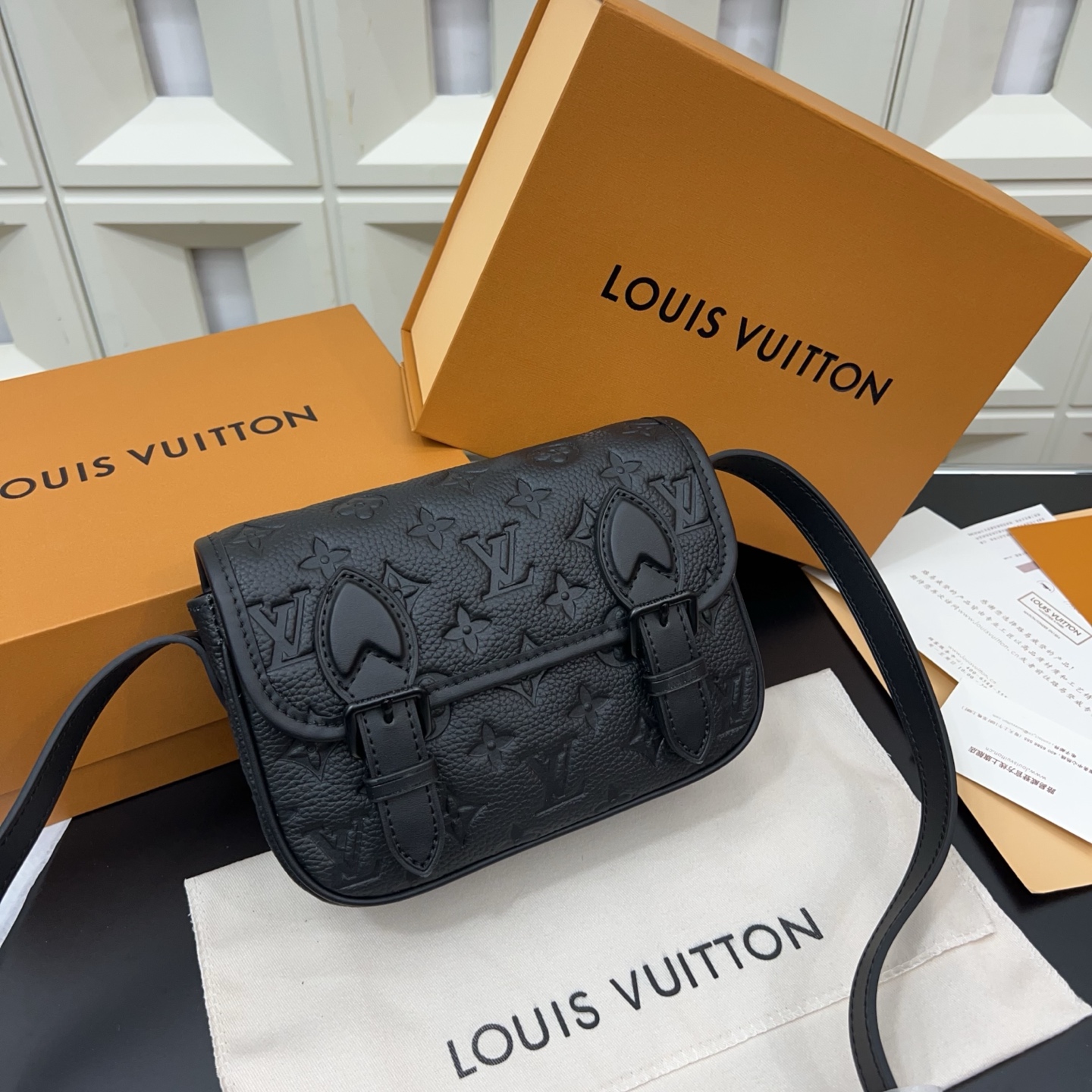 P240 Louisvuitton 路易威登
Lv 牛皮Monogram Archive 耀目金属件磁扣开合涂层帆布 单肩斜挎包 经典百搭 实物拍摄  配送防尘袋 15 x 20cm。