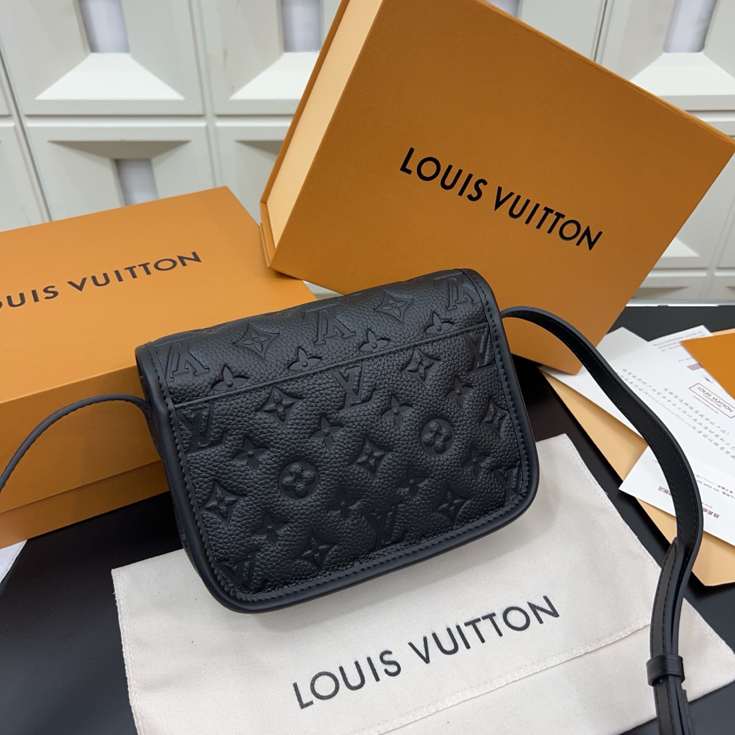 P240 Louisvuitton 路易威登
Lv 牛皮Monogram Archive 耀目金属件磁扣开合涂层帆布 单肩斜挎包 经典百搭 实物拍摄  配送防尘袋 15 x 20cm。