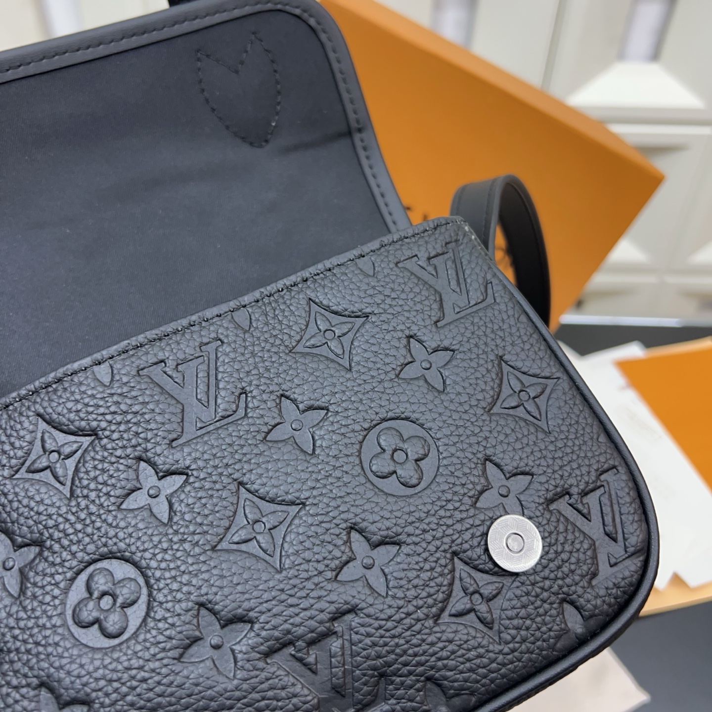 P240 Louisvuitton 路易威登
Lv 牛皮Monogram Archive 耀目金属件磁扣开合涂层帆布 单肩斜挎包 经典百搭 实物拍摄  配送防尘袋 15 x 20cm。